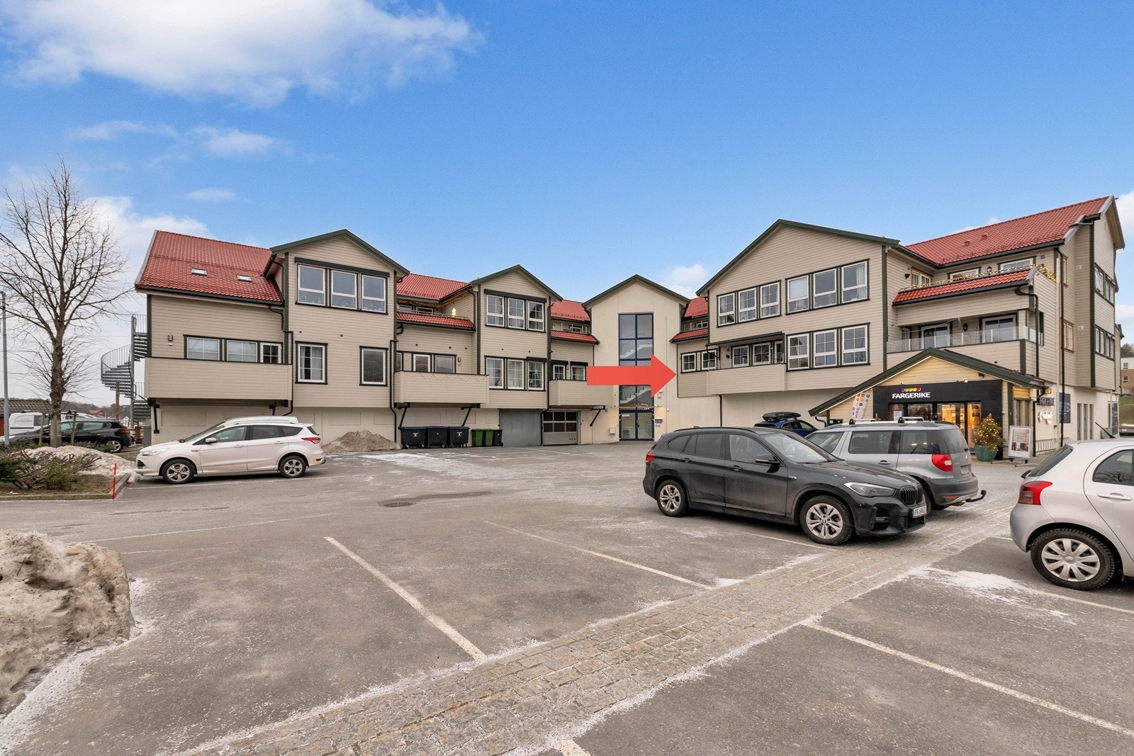 Leiligheten i 2 etg. markert med pil. Det er heis i bygget. Galleribilde