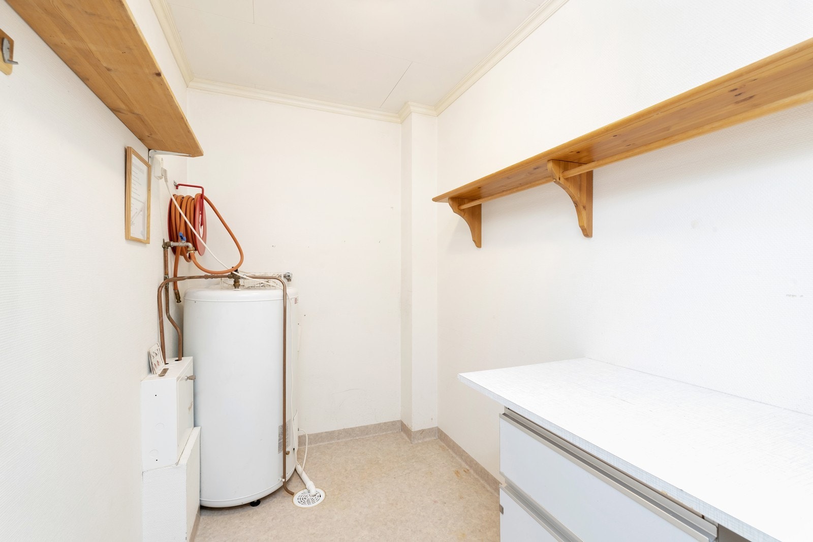 Videre har leiligheten en bod, som gir plass for oppbevaring. Her står også varmtvannsberederen. Galleribilde