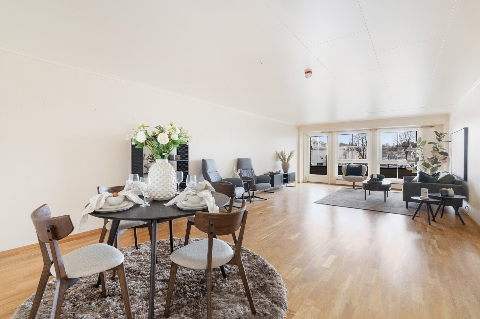 Stuen er naturlig inndelt i ulike brukssoner, og det passer utmerket å innrede med spisebord ved kjøkkenet. Galleribilde