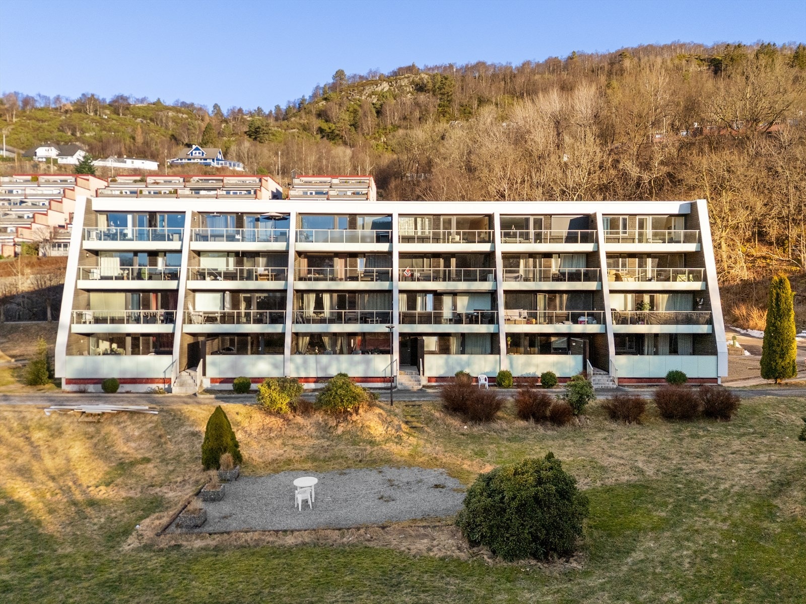 Velkommen til Liaflaten 31: Flott 2 roms leilighet med stor vestvendt og solrik terrasse - Totalrenovert bygningsmasse og inngangsparti m.m. Galleribilde