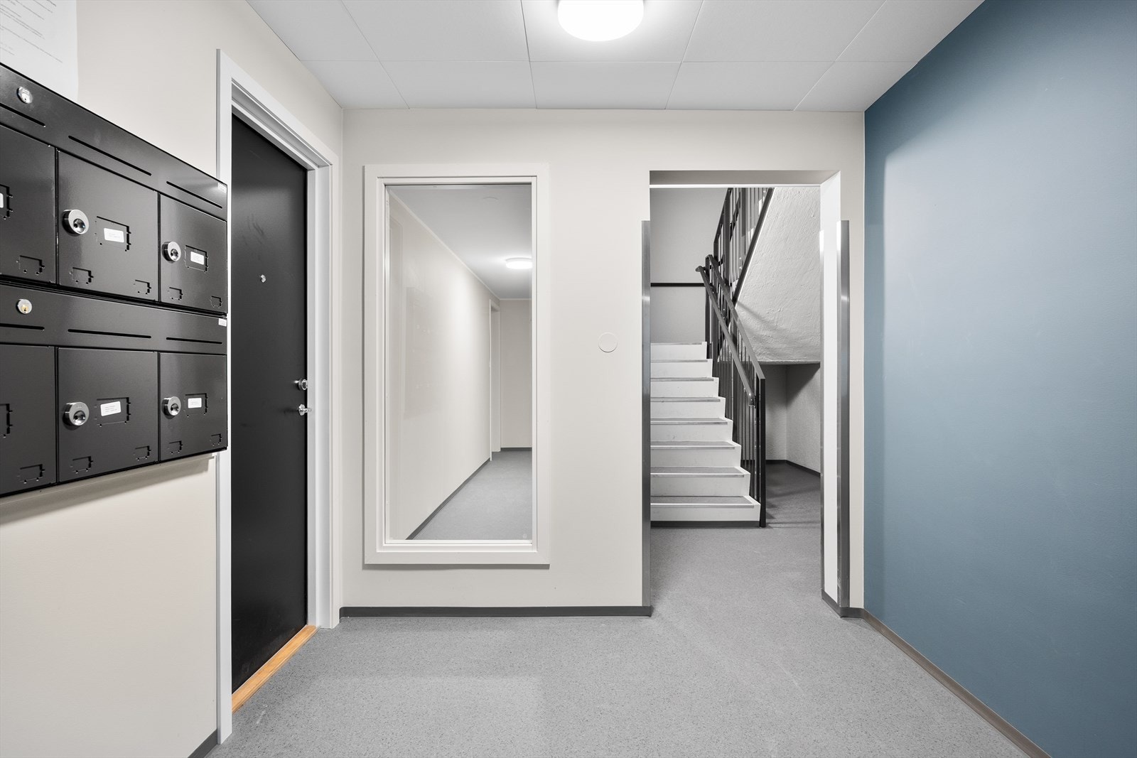 Helt nyoppusset inngangsparti i blokken Galleribilde