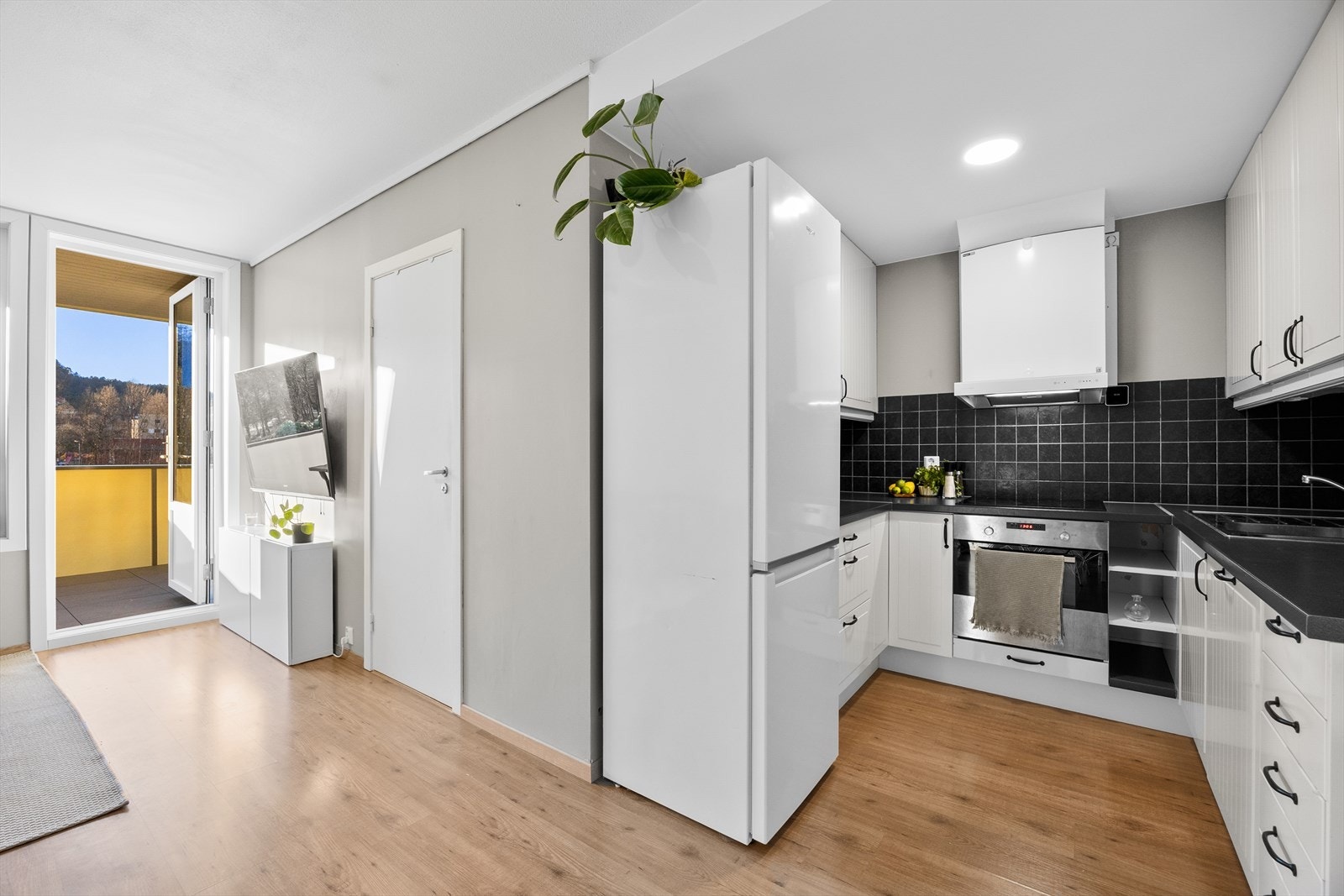 Kjøkken med integrerte hvitevarer og helt ny ventilator - Det er lagt inn balansert ventilasjon i leiligheten Galleribilde