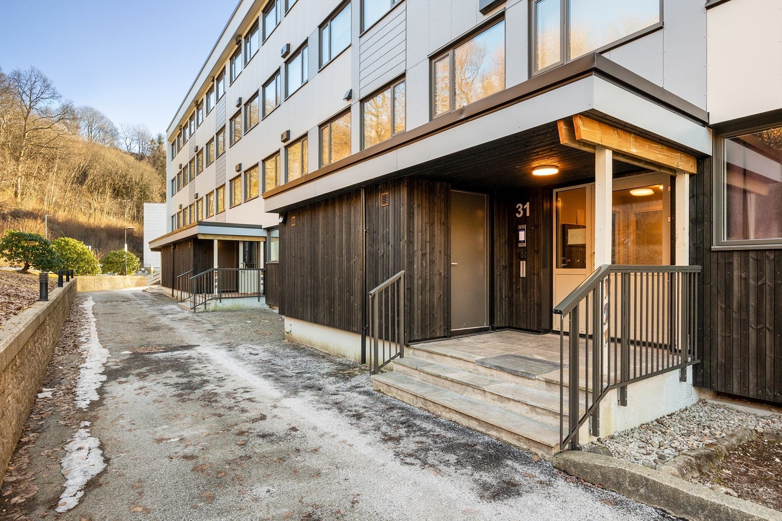 Fint inngangsparti til blokken - Blokken er totalrenovert i årene 2024-26, med bl.a. ny kledning/fasade, vinduer og altandører etc. Galleribilde