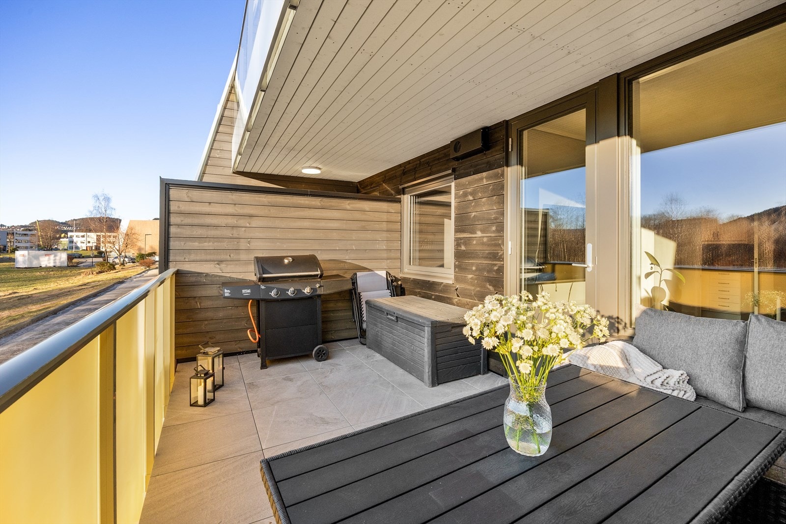 Stor vestvendt og solrik terrasse på 13 kvm tilhører - Er fullstendig oppusset i 2024/25 Galleribilde