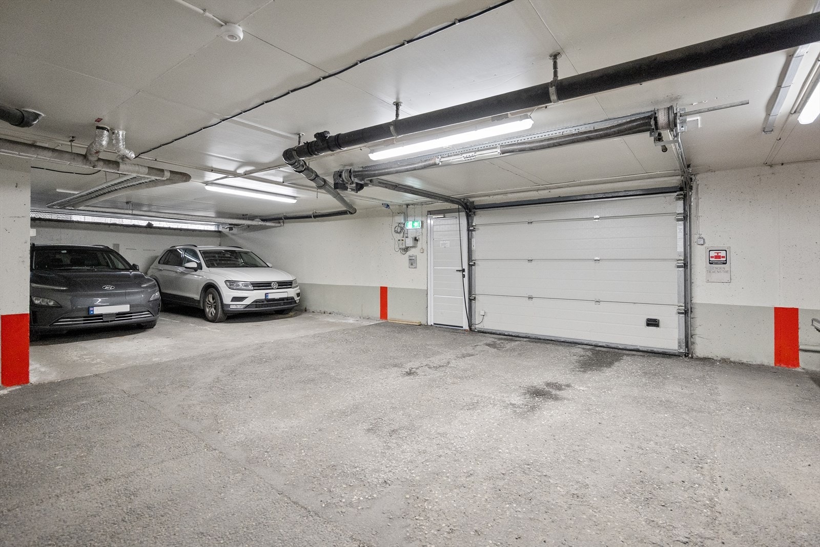 Det er garasje under blokken - Kjøper av leiligheten kan leie fast garasjeplass videre via borettslaget (leie kr 140,- pr mnd.) Galleribilde