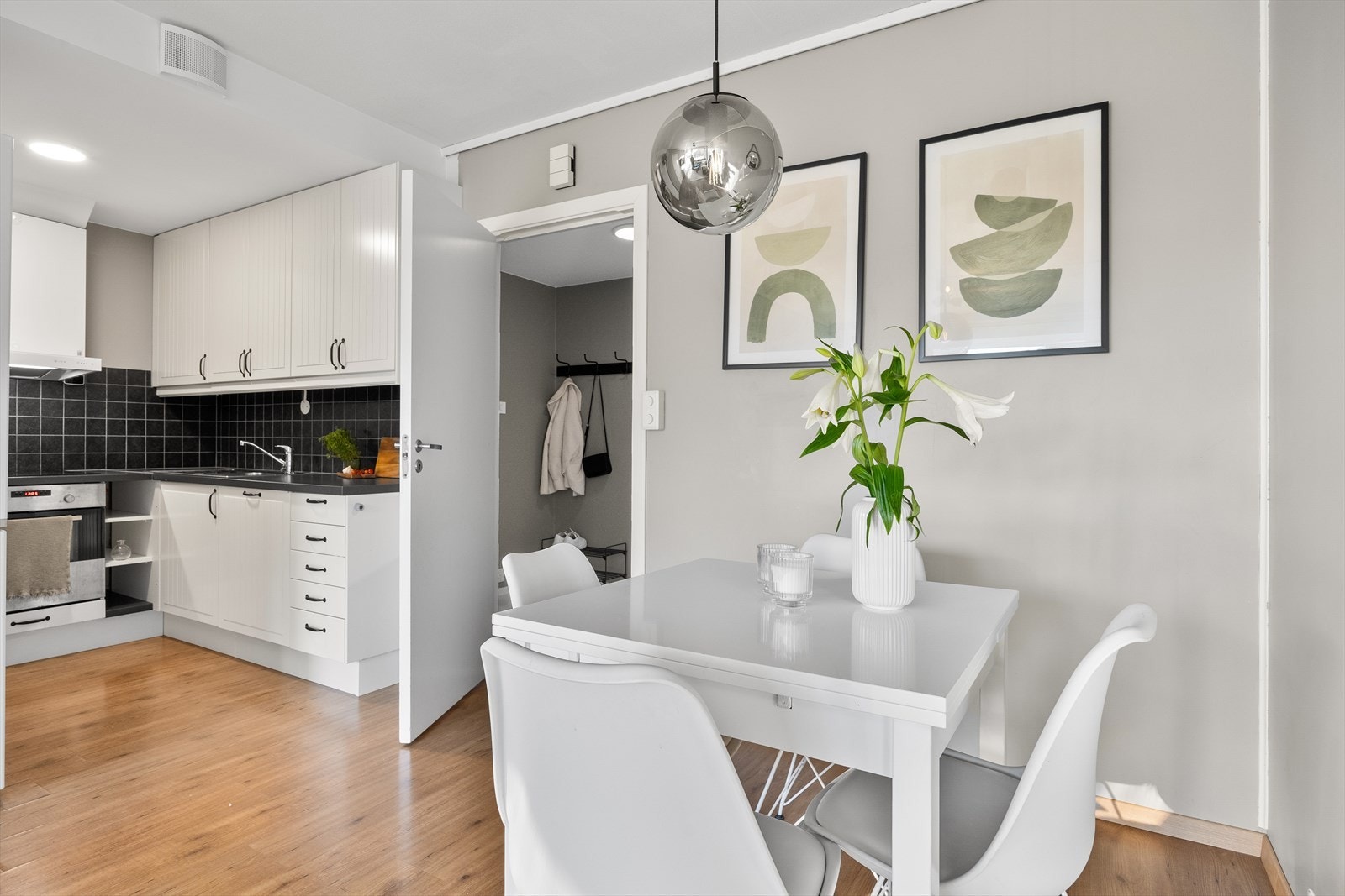 Paktisk og fin åpen løsning mot kjøkken Galleribilde