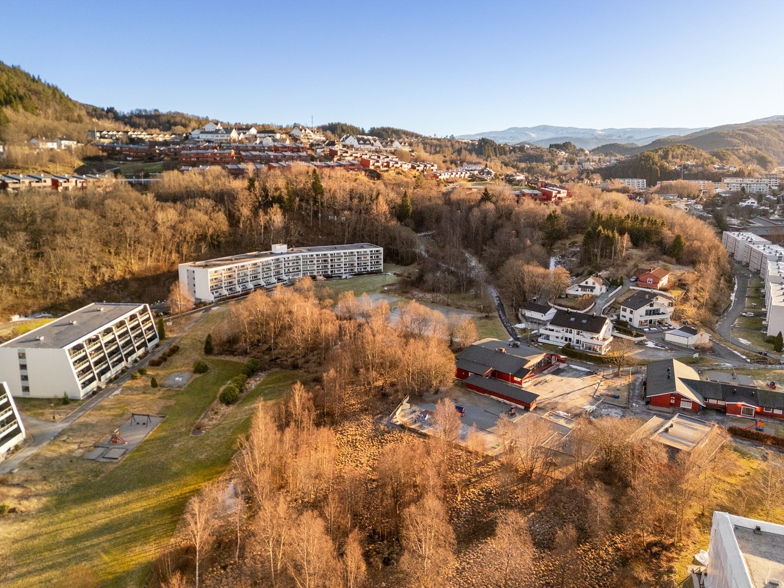 Stille og meget rolig bomiljø, sentralt i Åsane - Kort vei til busstopp og matvarebutikk (Kiwi) Galleribilde