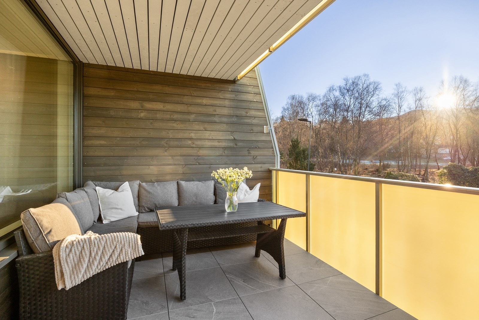 Nye vegger, nye vinduer og altandør, nye fliser på gulvet og glassrekkverk m.m. Galleribilde