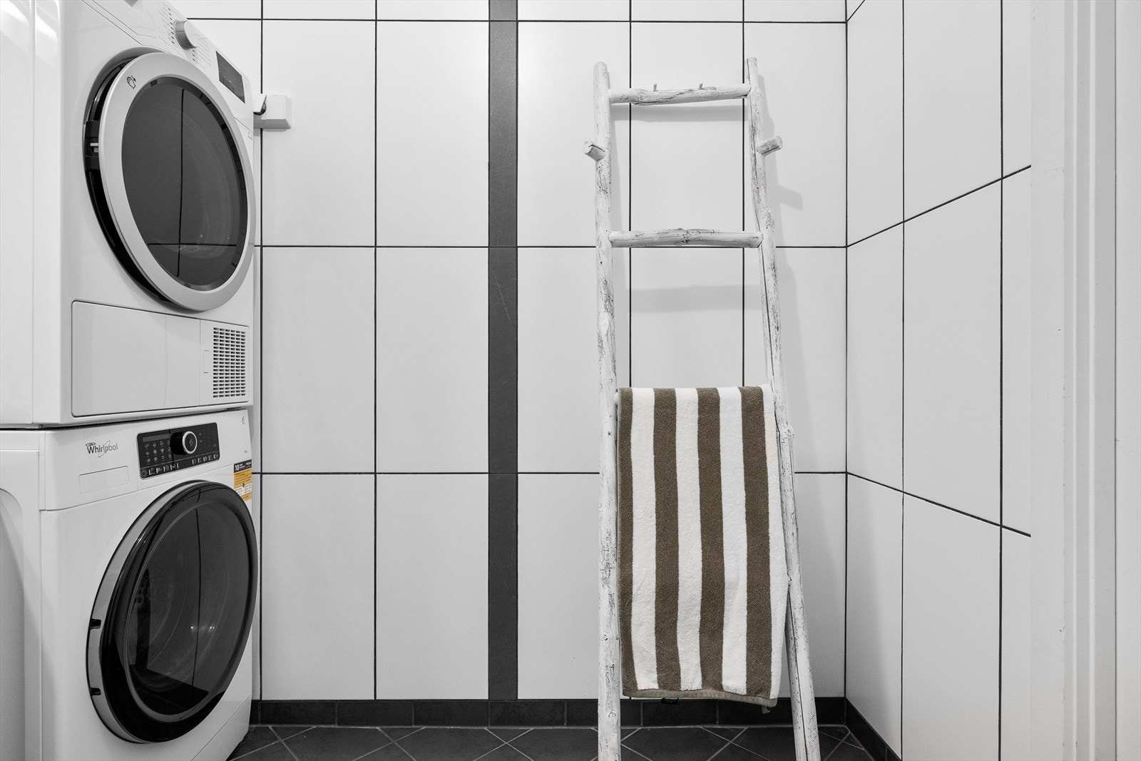 Det er plass og opplegg til vaskemaskin og tørketrommel Galleribilde