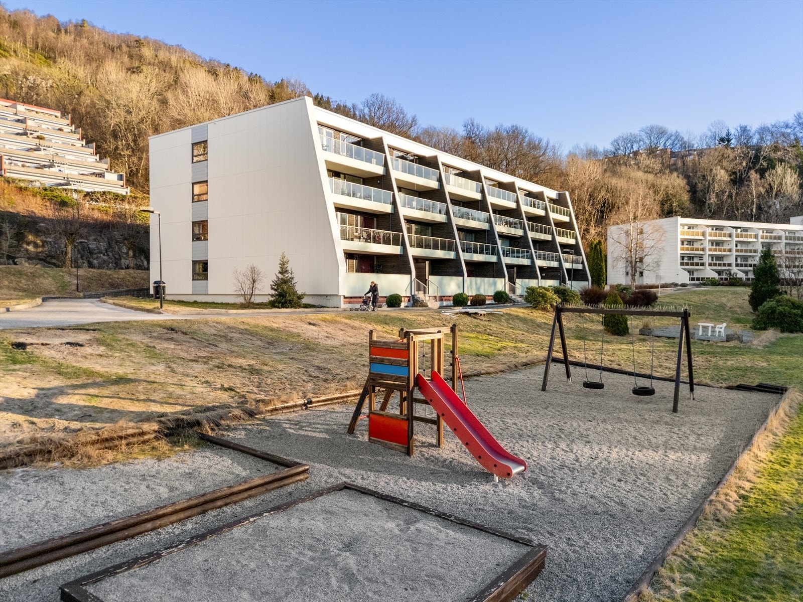 Meget pen boligblokk - Skiftet yttertak, nye fasader, nye vinduer og balkongdører, rehabilitering av terrasser, oppgradering av fellesgang og trappehus og installering av balansert ventilasjon i årene 2024-26 Galleribilde