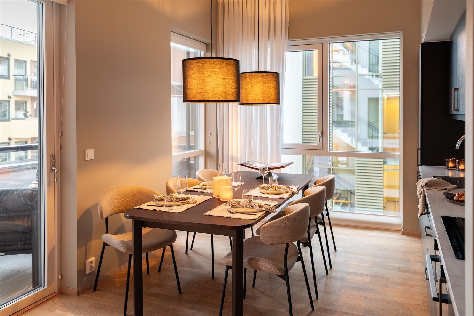 Det er etablert en spiseseksjon ved kjøkkenet, og fra kjøkkenet får man direkte adgang til balkongen. Galleribilde