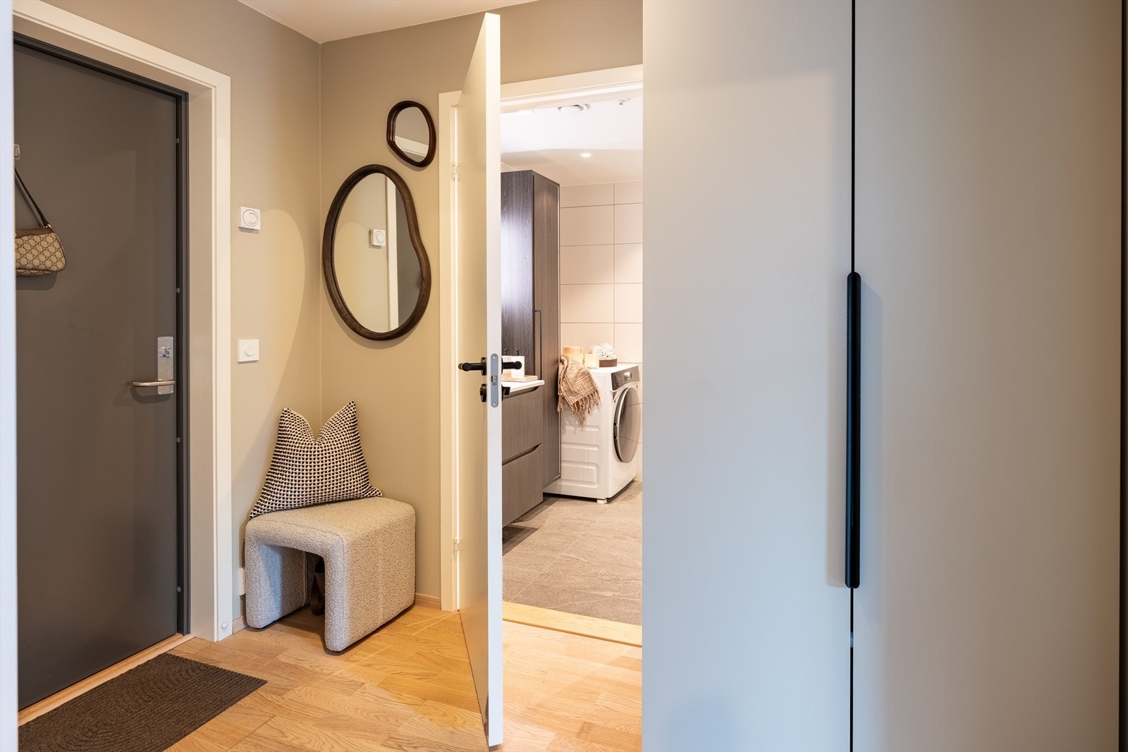 Innbydende entré på 4,5m², med god plass til oppbevaring av sko og yttertøy. Galleribilde