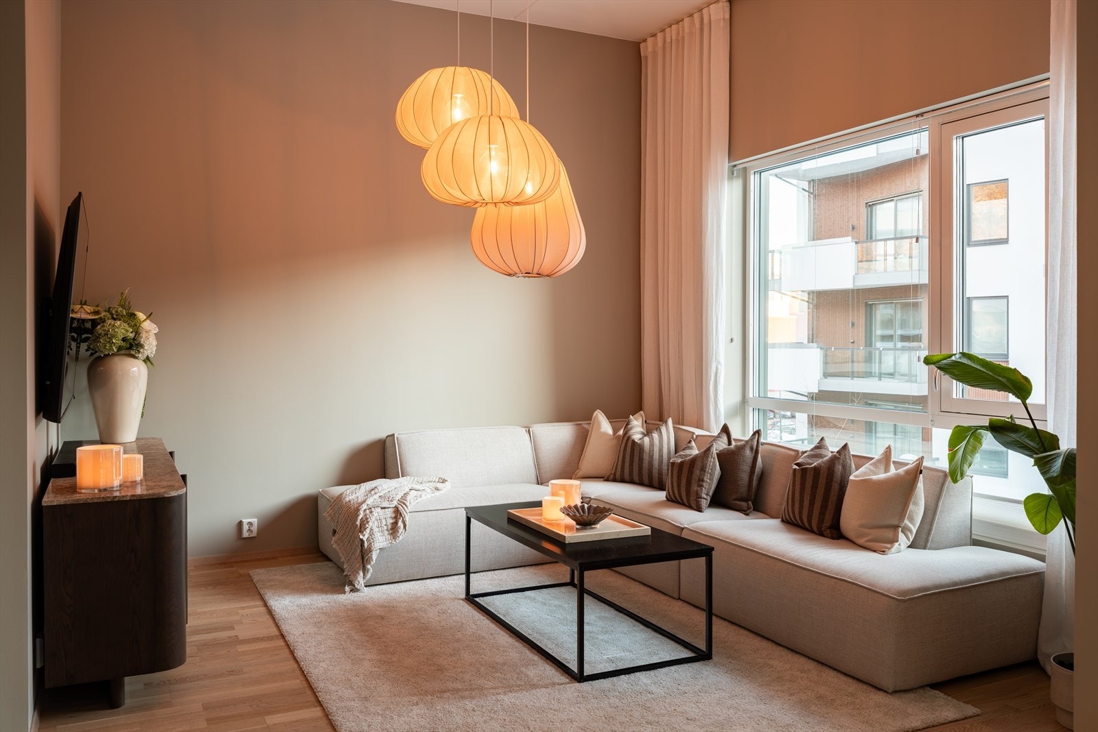 Leiligheten byr på stue og kjøkken i åpen løsning, romslig balkong, baderom, to soverom, samt entré. Galleribilde