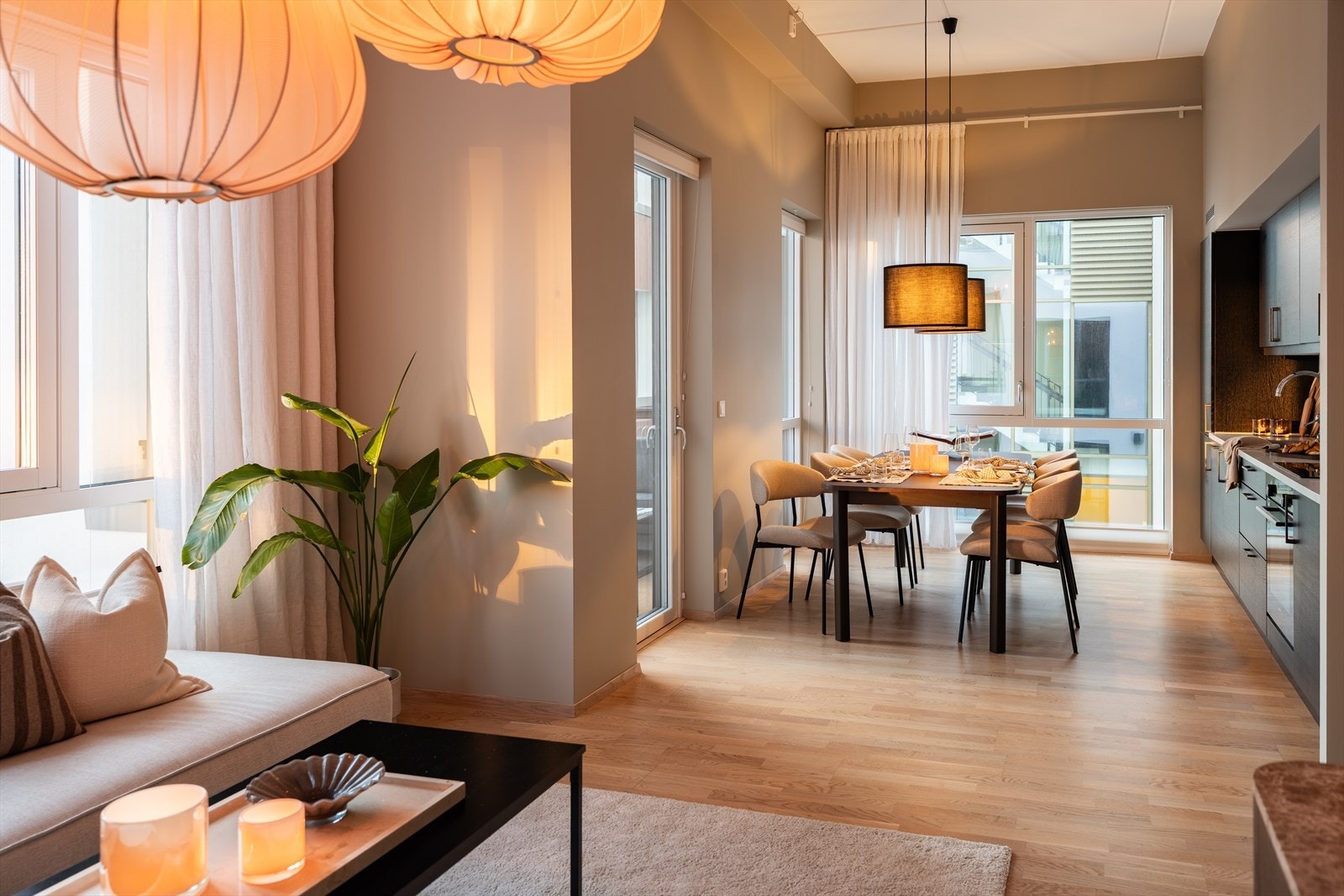 Den åpne løsningen utgjør 30m², og med balkongen får man til sammen 39m² å benytte på fine sommerdager Galleribilde