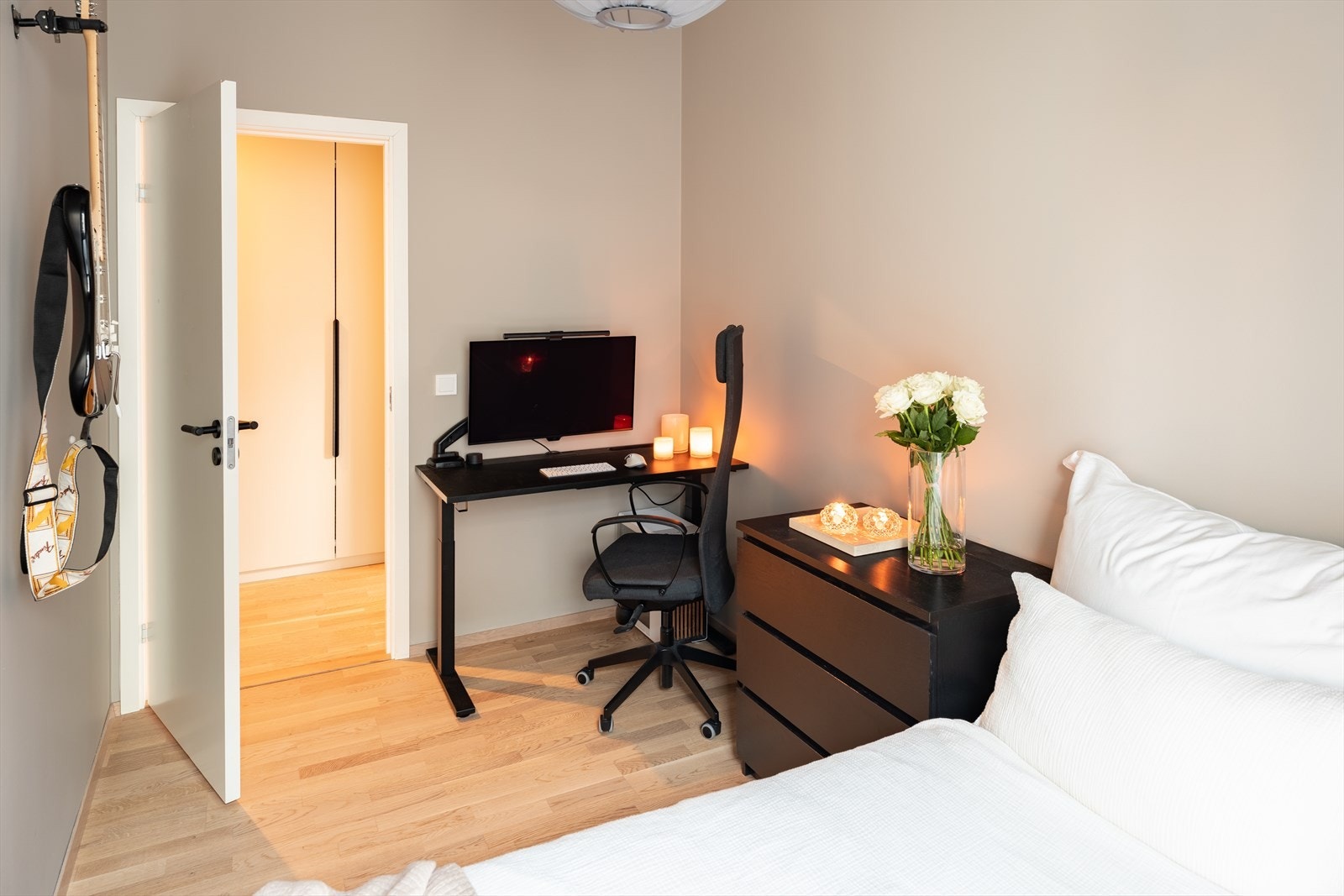 Her er det god plass til både dobbeltseng og garderobeløsning. Galleribilde