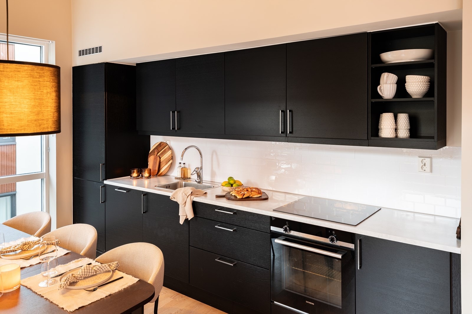 Kjøkkenet byr på integrerte hvitevarer og er utstyrt med kombikjøleskap, komfyr, platetopp, ventilator og vaskemaskin. Galleribilde