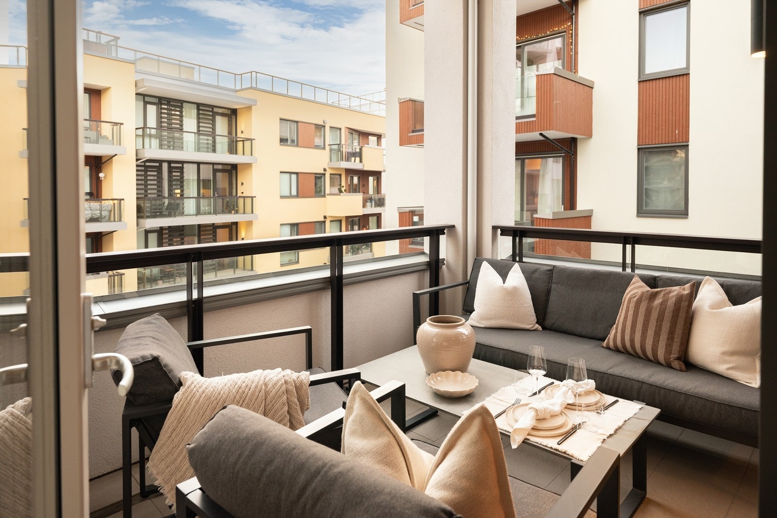 Balkongen måler 9m² og byr på gode møbleringsmuligheter. Galleribilde