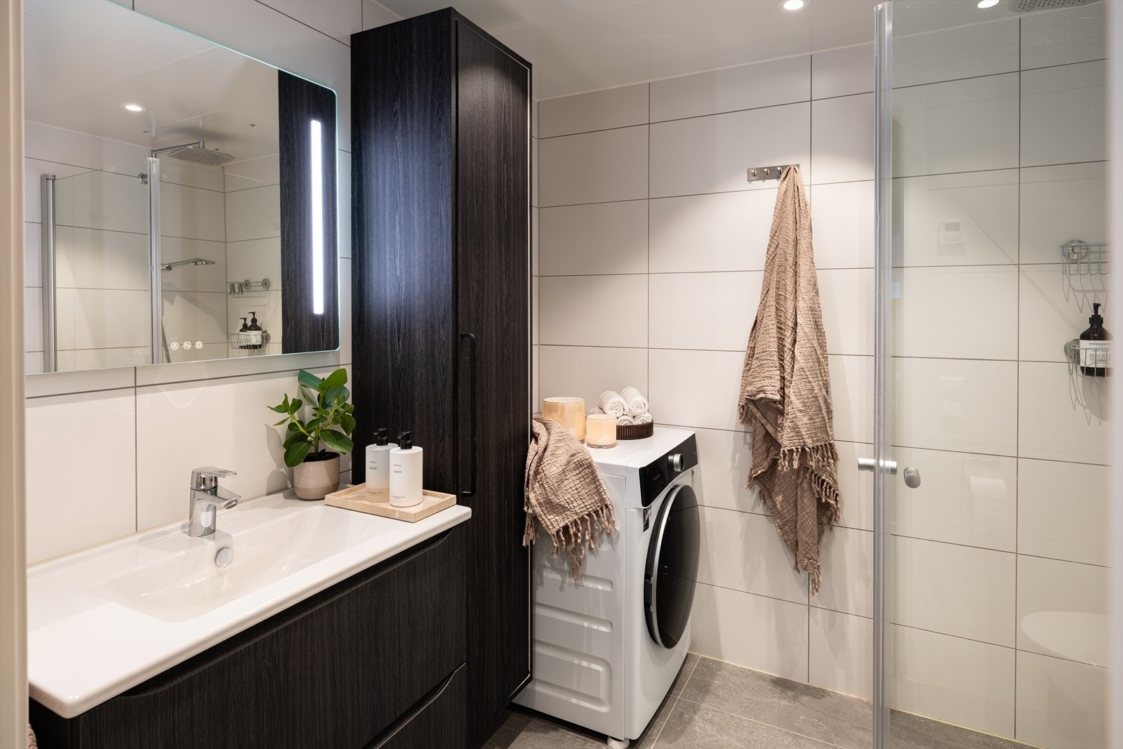 Pent og flislagt bad på 4,4m². Galleribilde