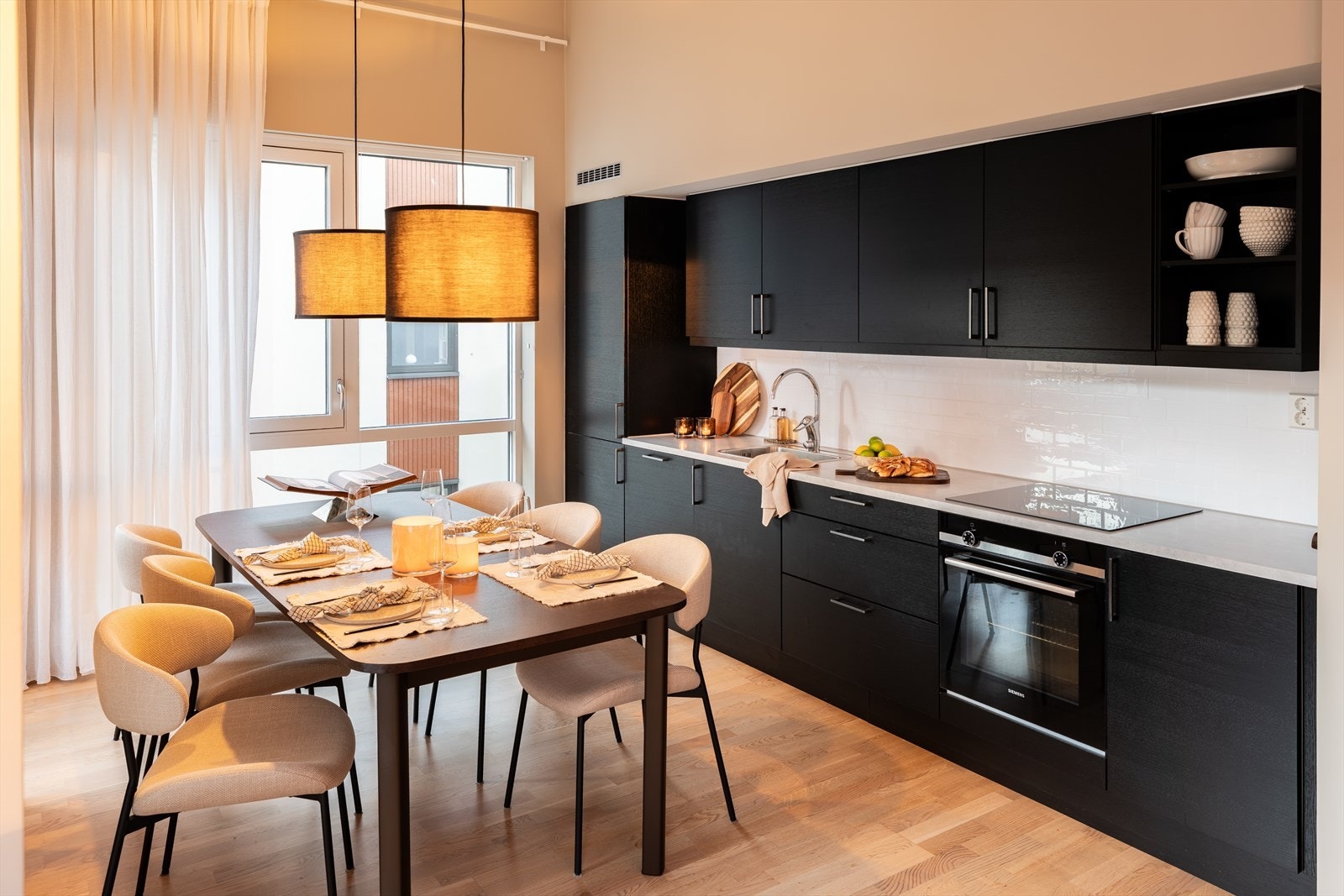 Stilrent og moderne kjøkken i sort utførelse vurdert som ellers av leiligheten til TG0/1. Galleribilde