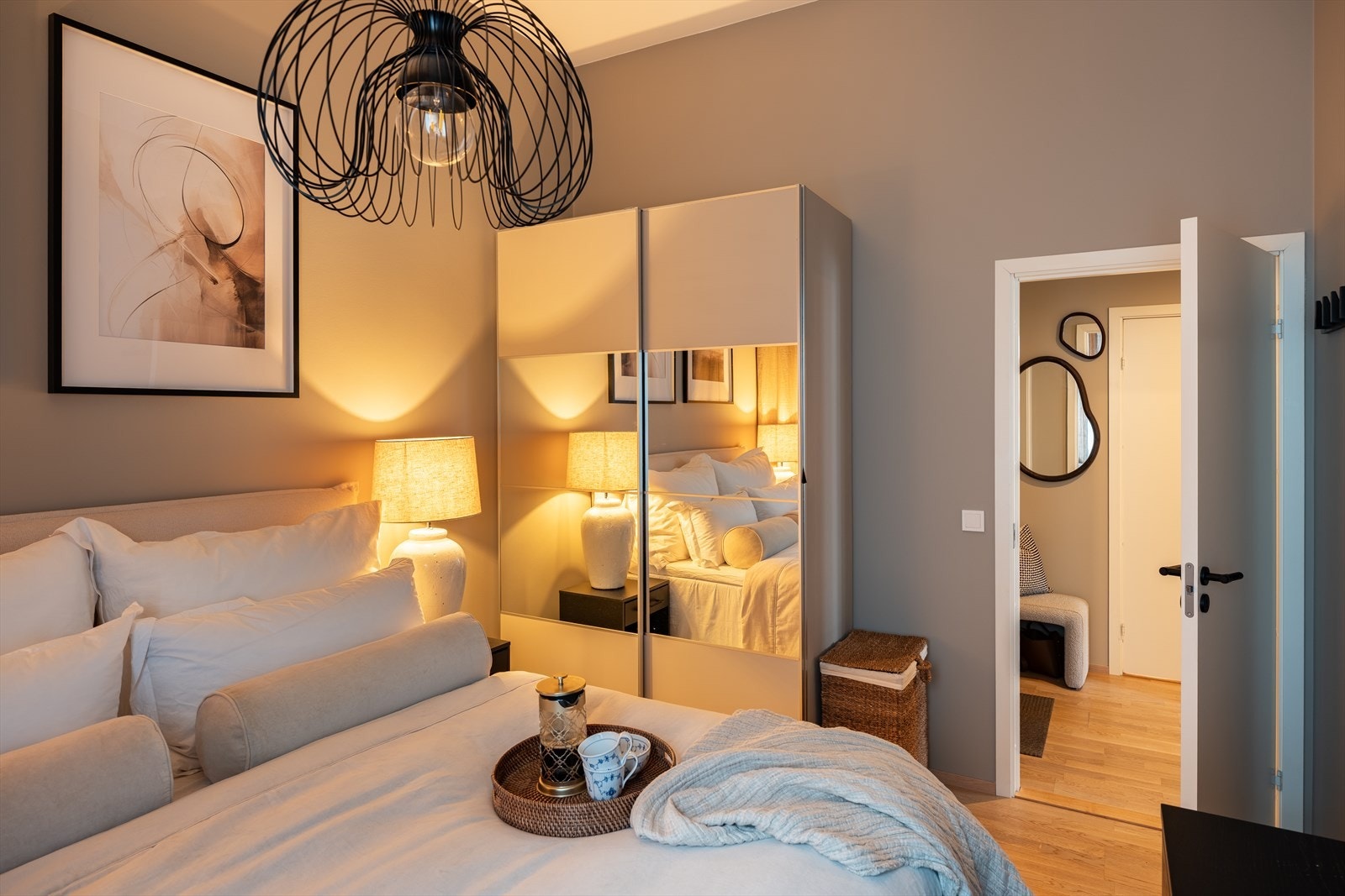 Garderobeskap medfølger handelen. Galleribilde