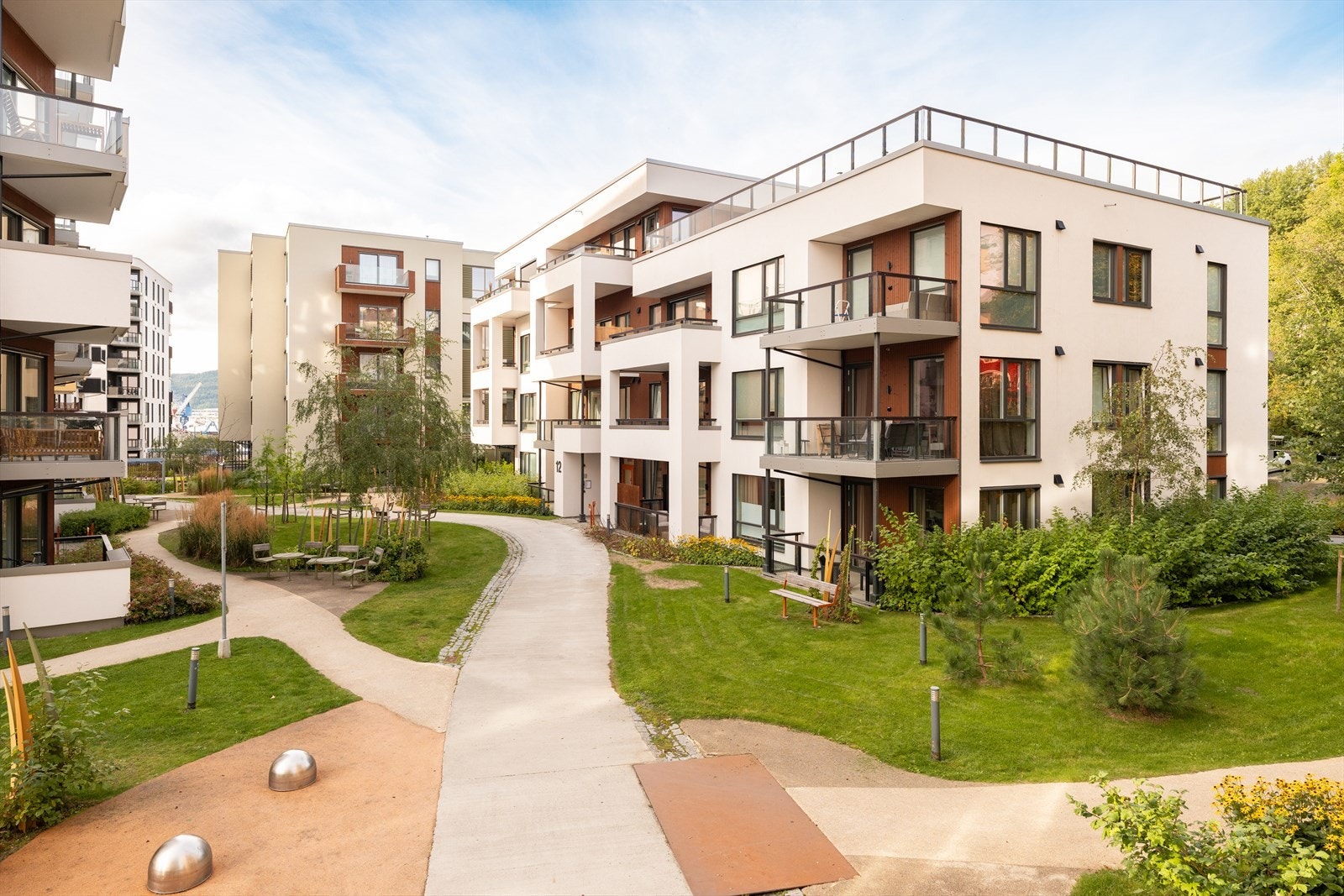 Med Øvre Nyhavna som bosted har du alt i umiddelbar gangavstand. Byens beste bakeri Snurr er i umiddelbar nærhet, og en kort spasertur unna finner du både Solsiden, Ladestien, havnepromenaden, City-Lade og E.C.Dahls Pub. Galleribilde
