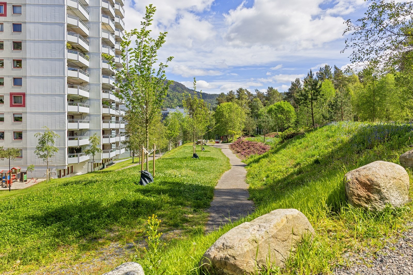 Store fellesarealer med grøntområder, lekeplasser og naturlige møteplasser gir en ekstra kvalitet i hverdagen. Galleribilde