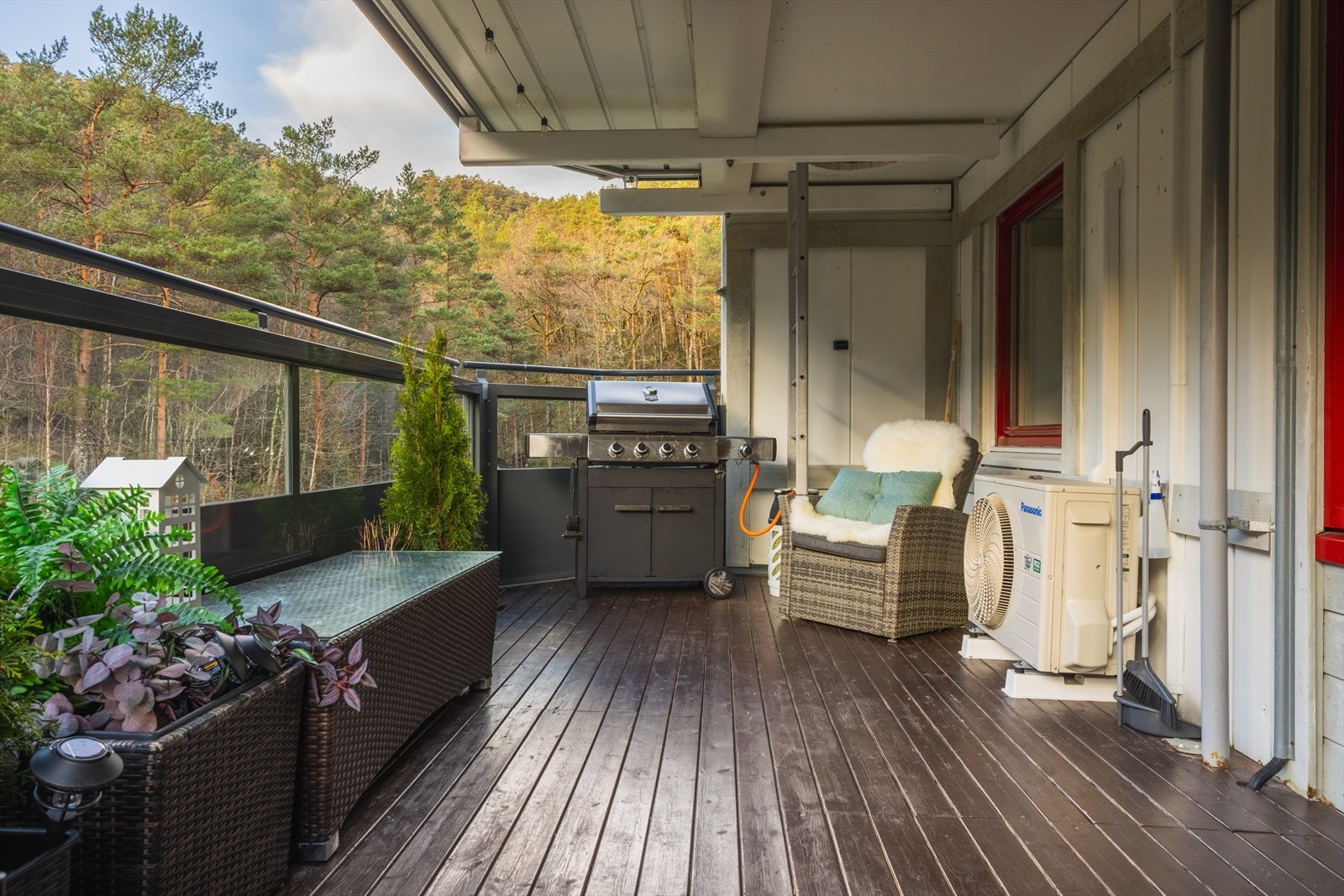 Stor balkong på ca. 16 m² med god plass til både sittegruppe, grill og grønne innslag. Et perfekt sted for rolige morgener og lange sommerkvelder. Galleribilde