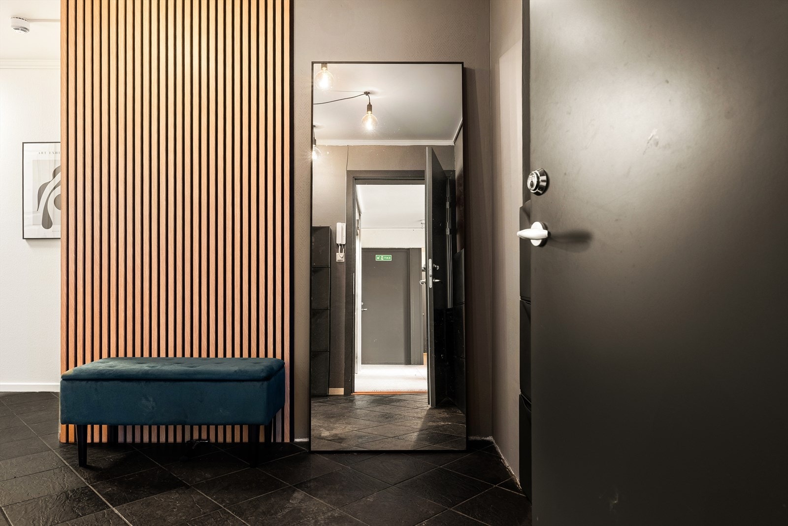 Romslig entré med flislagt gulv - praktisk i hverdagen og med plass til garderobeløsninger. Galleribilde