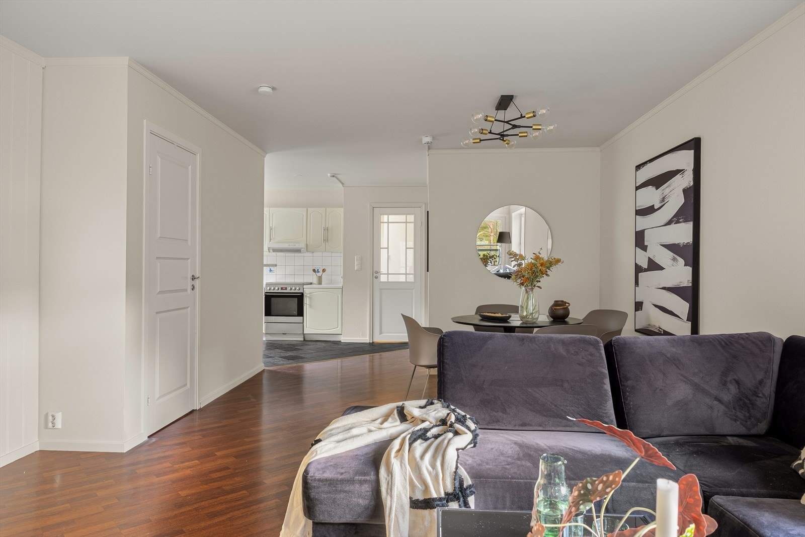 Leiligheten ligger i byggets 3. etasje - høyt og luftig, uten direkte innsyn. Galleribilde