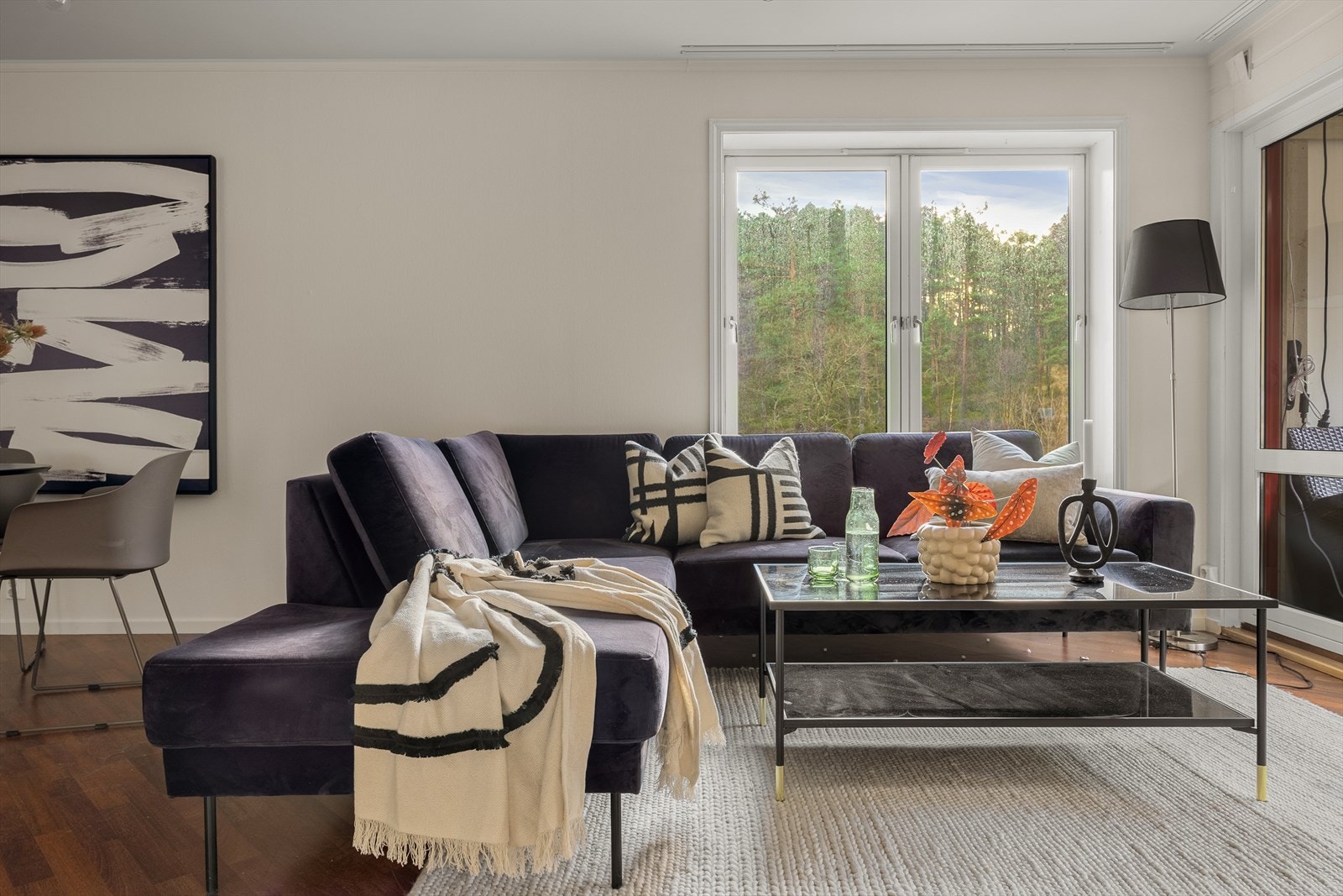 Fra stuen er det direkte utgang til en romslig balkong - en naturlig forlengelse av oppholdsrommet i sommerhalvåret. Galleribilde