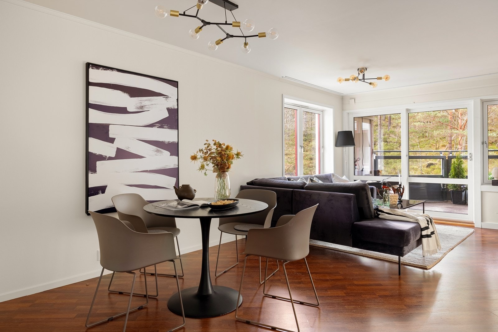 Lys, romslig og lett å innrede. Stuen oppleves som boligens naturlige samlingspunkt. Store vindusflater slipper dagslyset rikelig inn og gir en lun, behagelig atmosfære hele dagen. Galleribilde