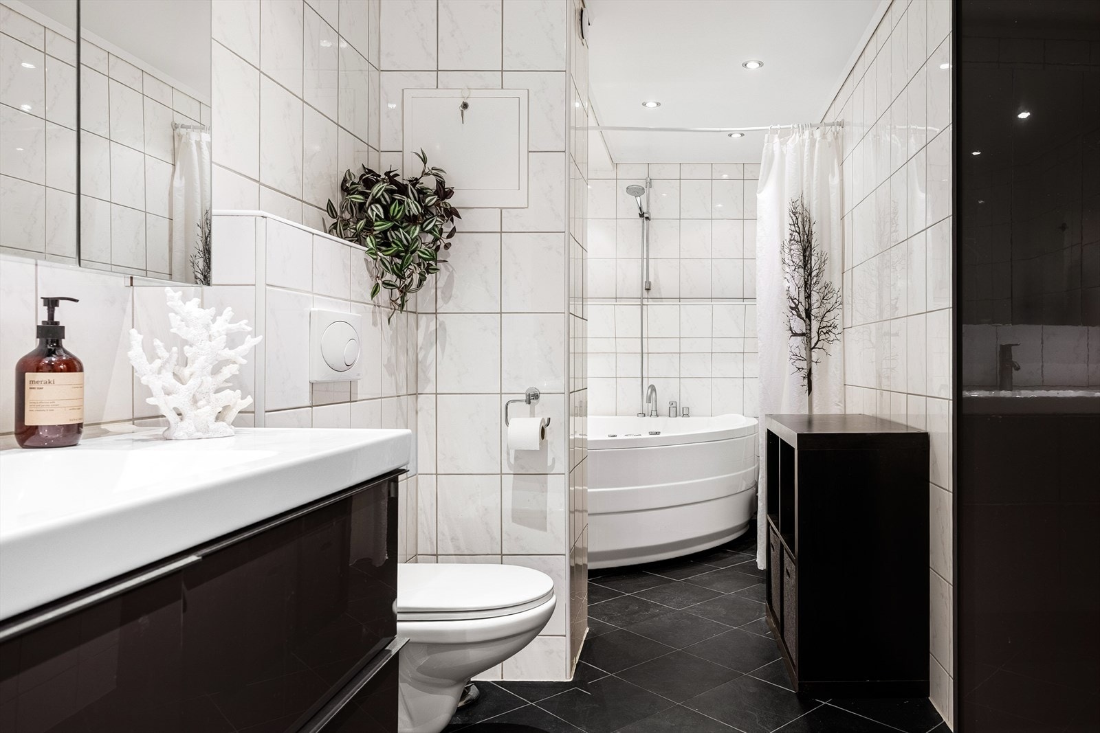 Romslig bad med flislagte flater, varmekabler i gulv og vegghengt toalett. Boblebadekar gir hverdagsluksus og mulighet for avslapning etter lange dager. Galleribilde