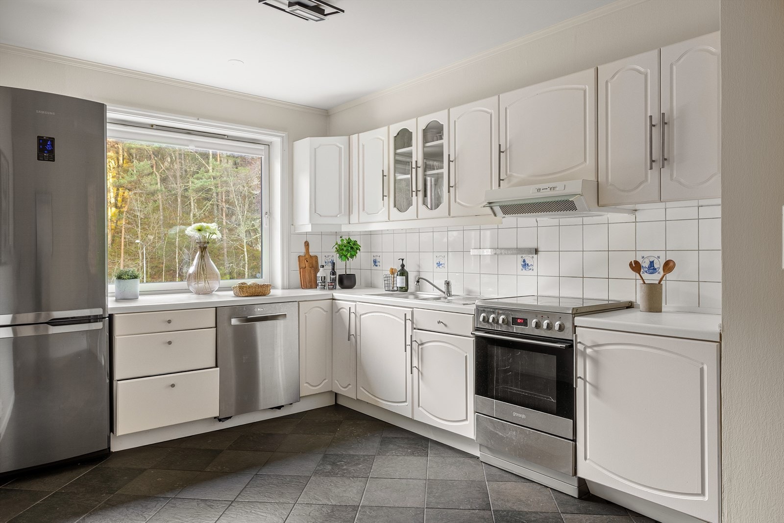 Separat kjøkken med god skap- og benkeplass. En praktisk utforming som gir rom for både matlaging og hverdagsrutiner. Galleribilde