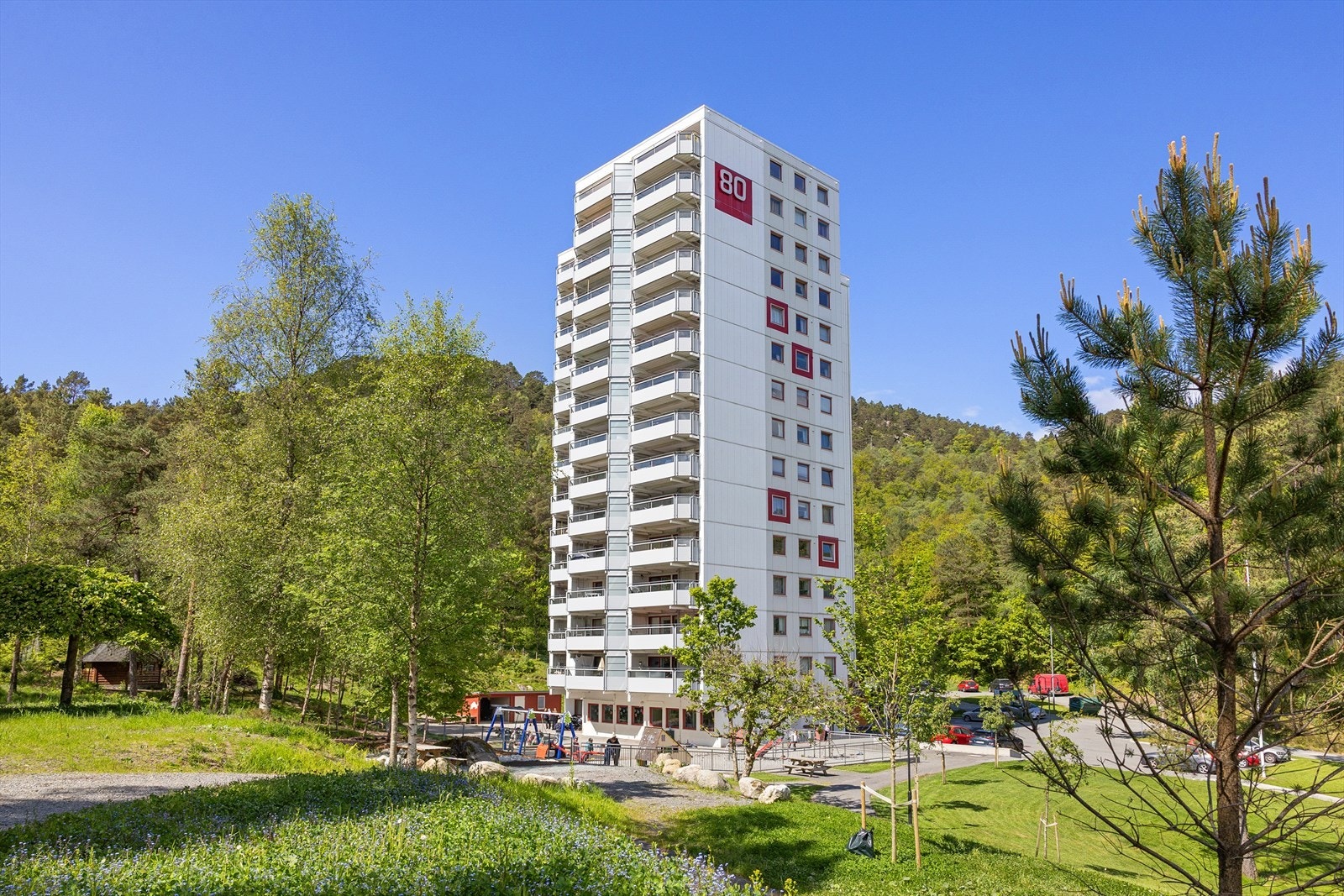 Løvåsen Borettslag er et stort og veletablert borettslag i Fyllingsdalen, bestående av ca. 262 leiligheter fordelt på flere blokker. Størrelsen på borettslaget gir et stabilt bomiljø, profesjonell drift og forutsigbar forvaltning. Galleribilde