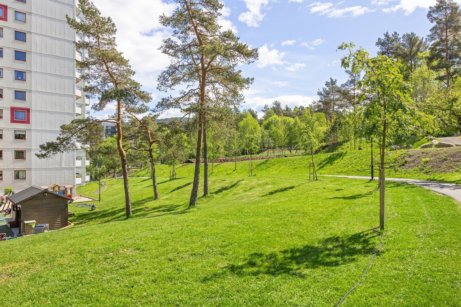 Leiligheten ligger i veletablerte Løvåsen Borettslag - kjent for store grøntarealer og godt bomiljø. Galleribilde