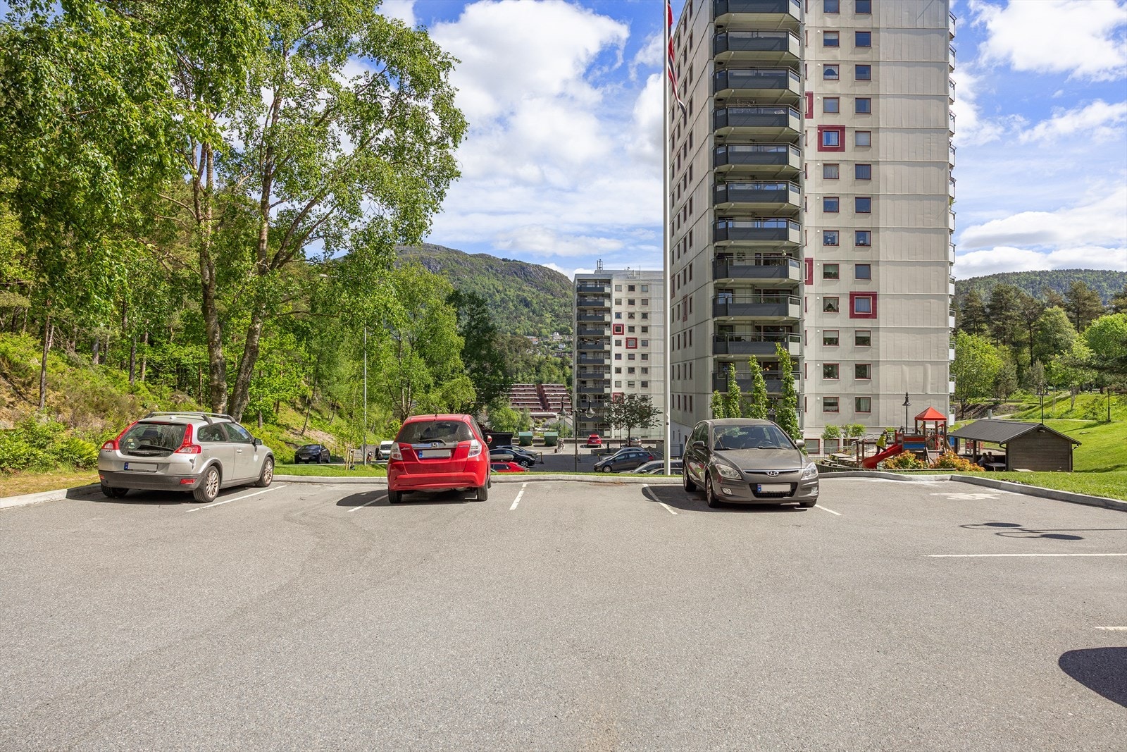 Borettslaget disponerer både garasjeplasser og utendørs parkeringsplasser, som tildeles av styret etter gjeldende ordninger. Parkering følger ikke leiligheten fast. Det finnes også gjesteparkering i borettslaget. Galleribilde