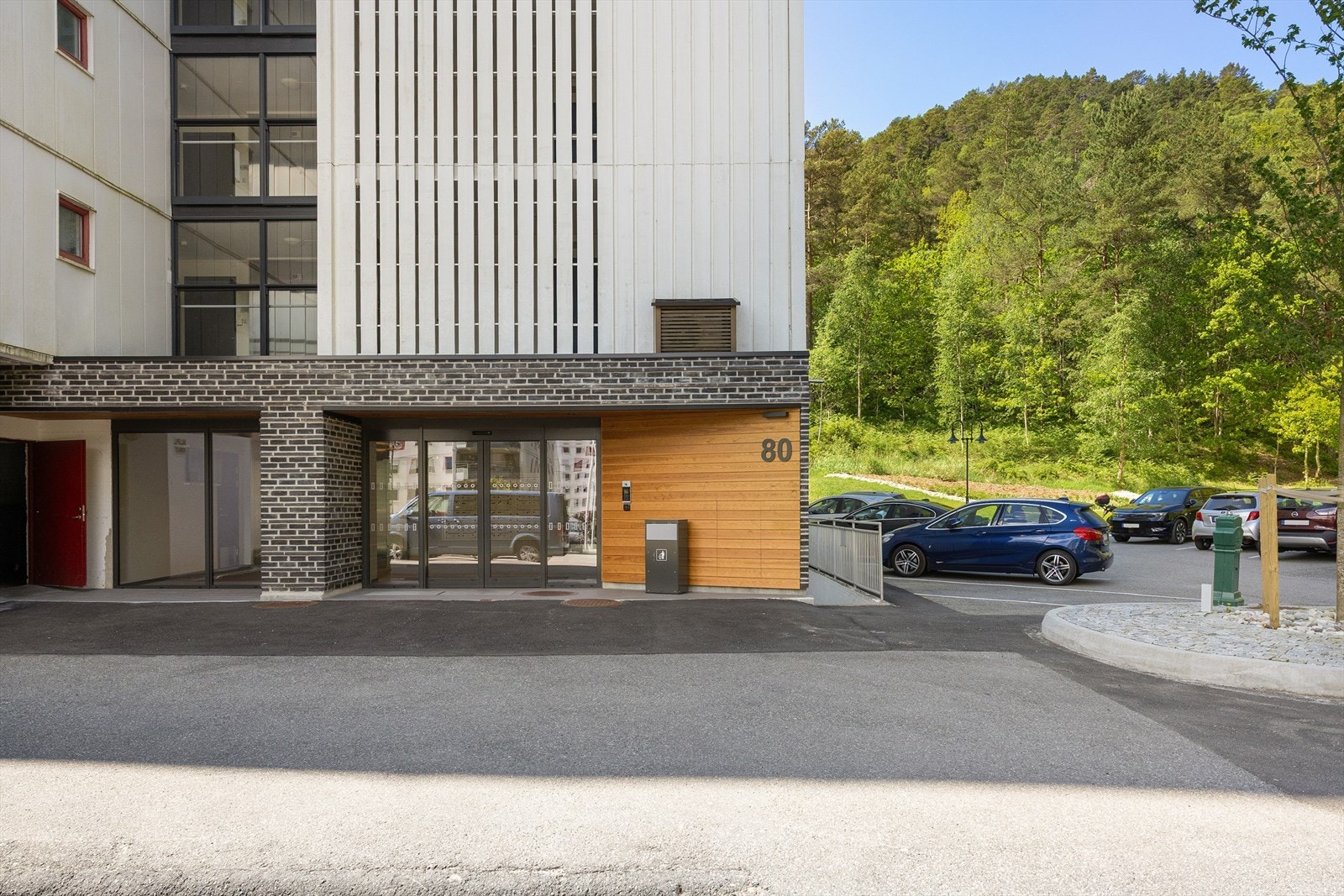 Her bor du i et borettslag med store felles grøntarealer, lekeplasser og åpne soner mellom blokkene. Området oppleves luftig og barnevennlig, med god avstand mellom bebyggelsen og trygge utearealer for både store og små. Galleribilde