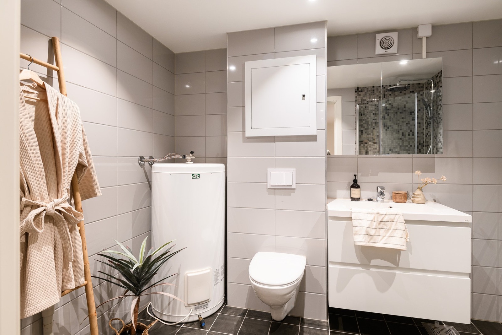 Badet ble rehabilitert i regi av borettslaget i 2019, hvor membran/tettesjikt, sluk, rørføringer og varmekabler ble fornyet. Varmekabler i gulvet for ekstra komfort. Opplegg for vaskemaskin og tørketrommel i søyle Galleribilde