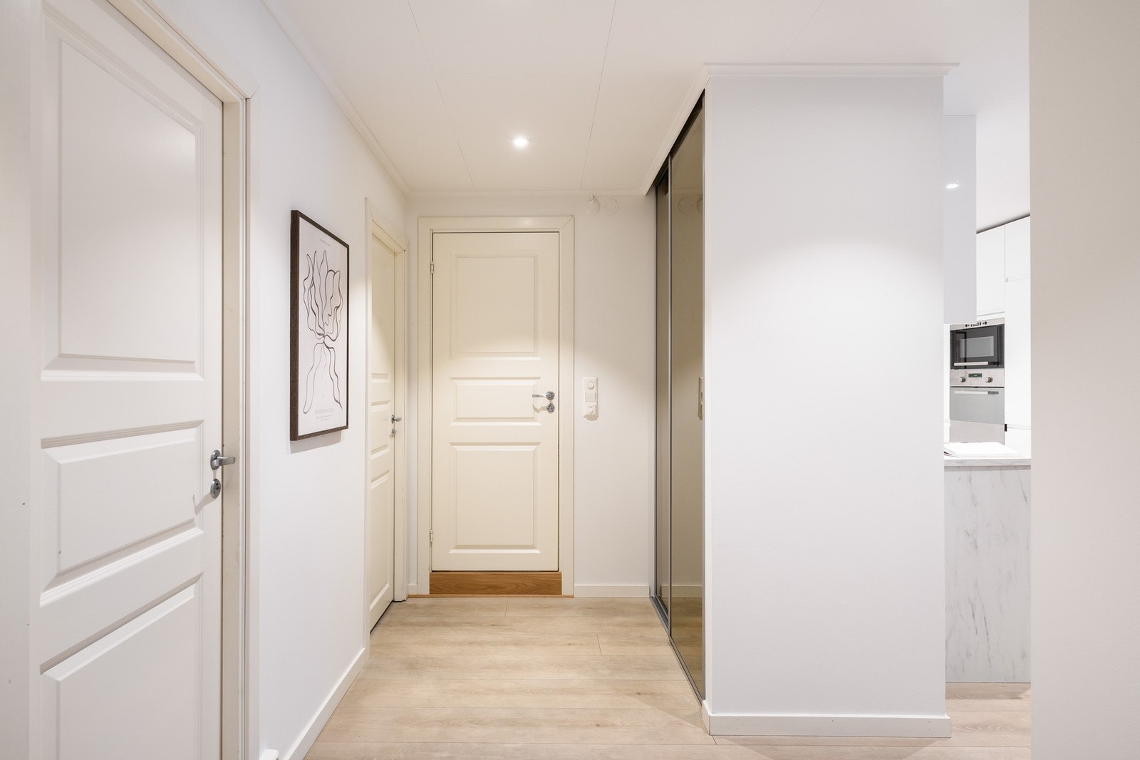 Entreen har en romslig skyvedørsgarderobe for effektiv oppbevaring av yttertøy og sko. Galleribilde