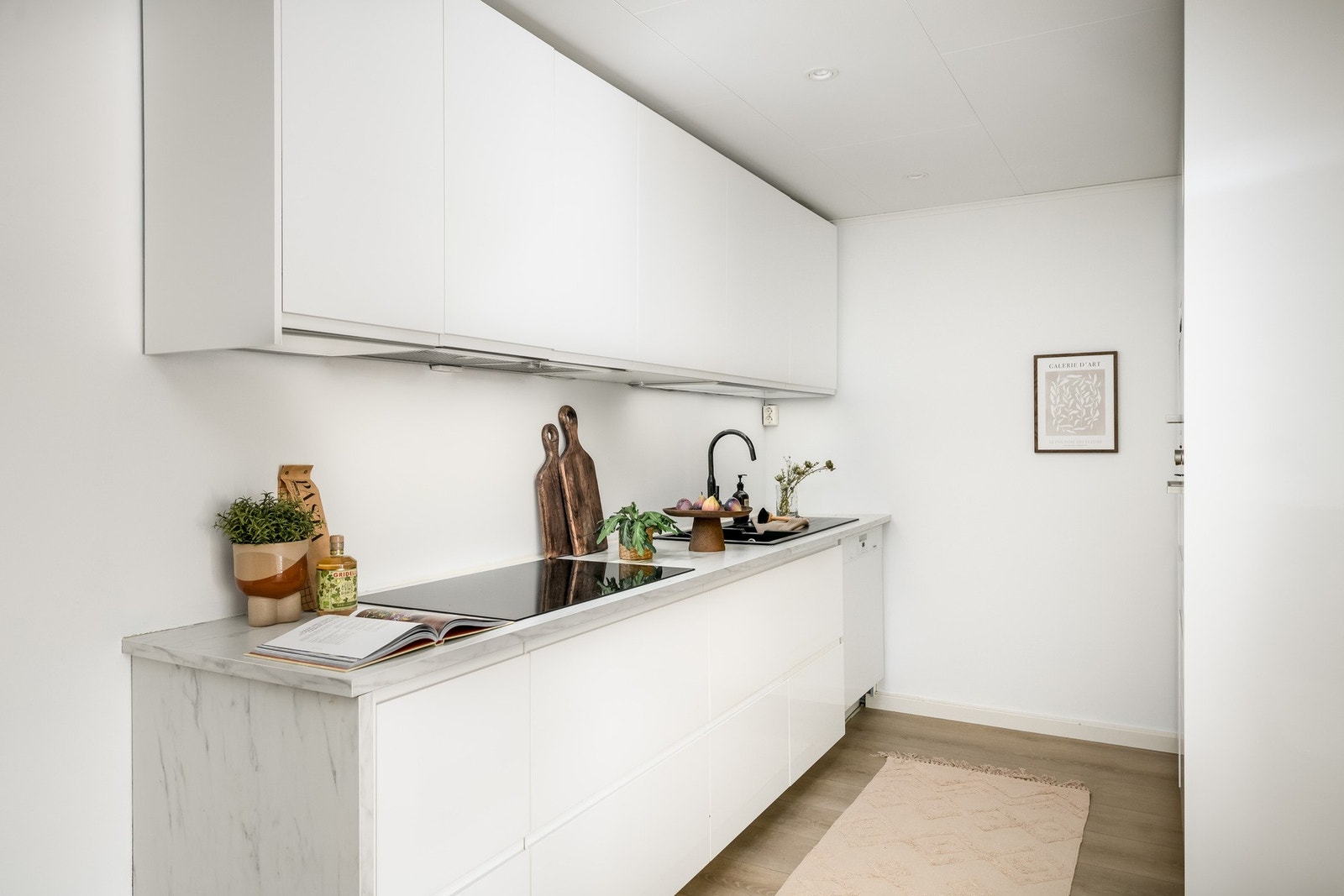 Kjøkkenet er velutstyrt med bl.a. integrert induksjonstopp og ventilator med kullfilter. Kjøkkenet er sikret med komfyrvakt og waterguard. Galleribilde