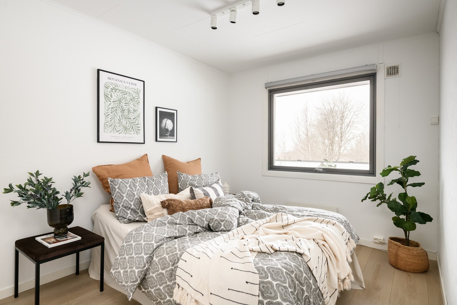 Leiligheten har tre gode soverom, alle med plass til seng og garderobeløsninger. Galleribilde