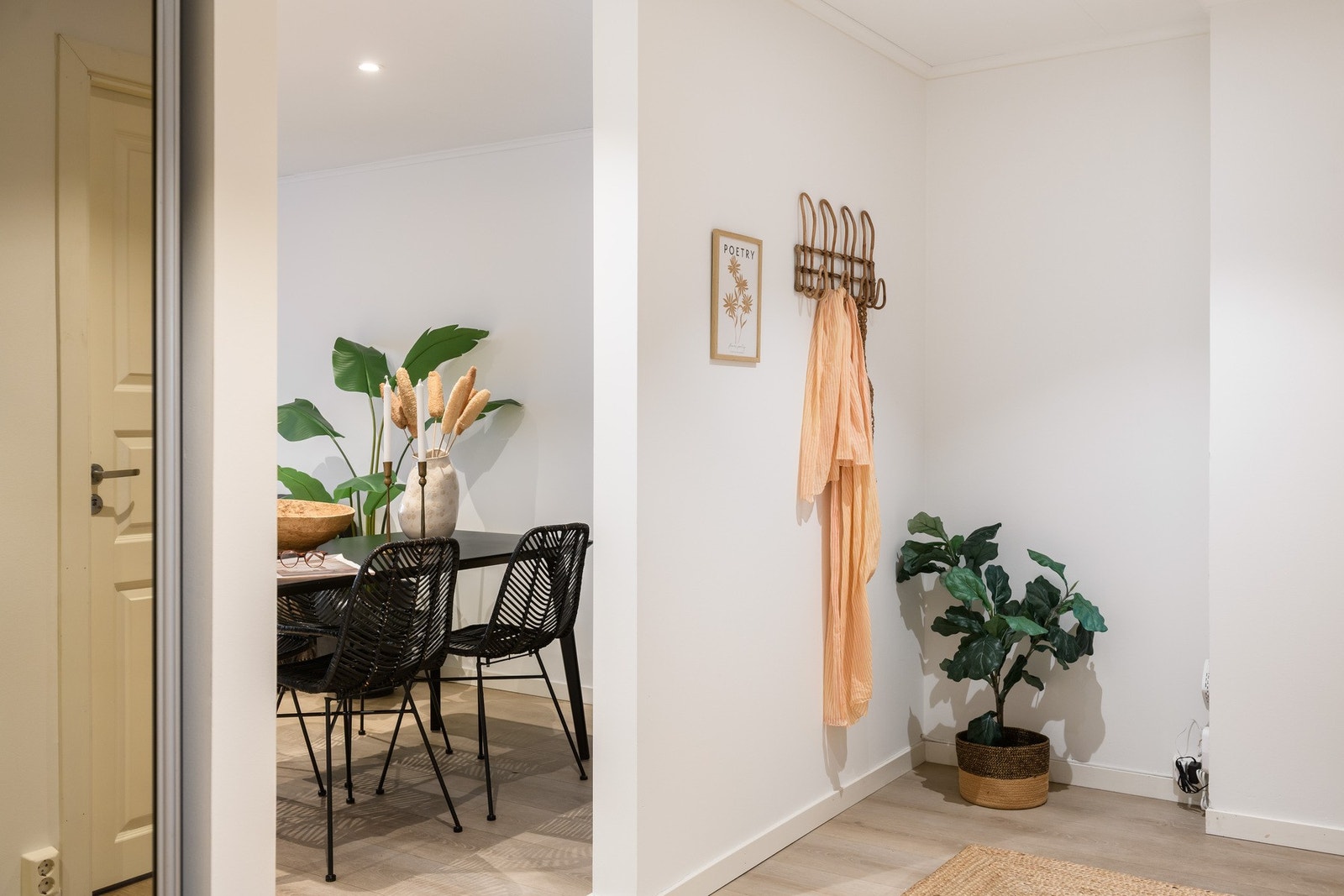 Fra entreen åpner leiligheten seg opp mot stuen og spiseplassen. Galleribilde