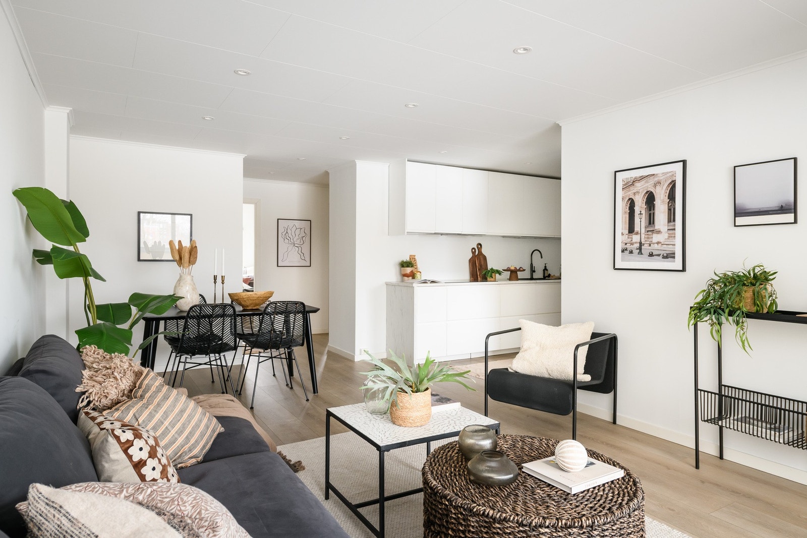 Kjøkkenet fra 2020 er stilrent og moderne, og ble flyttet for å skape en åpen og sosial sone. Galleribilde