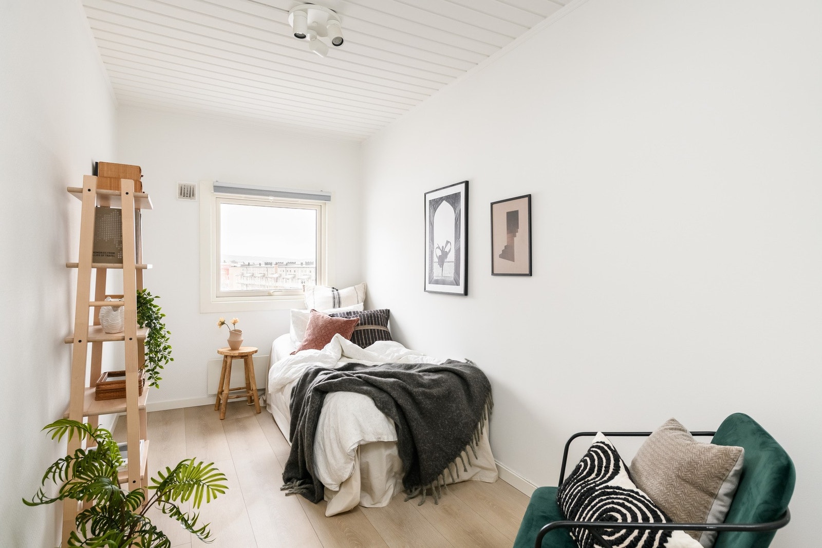 Det andre soverommet er lyst, med malt panel i himling og laminat på gulv. Galleribilde