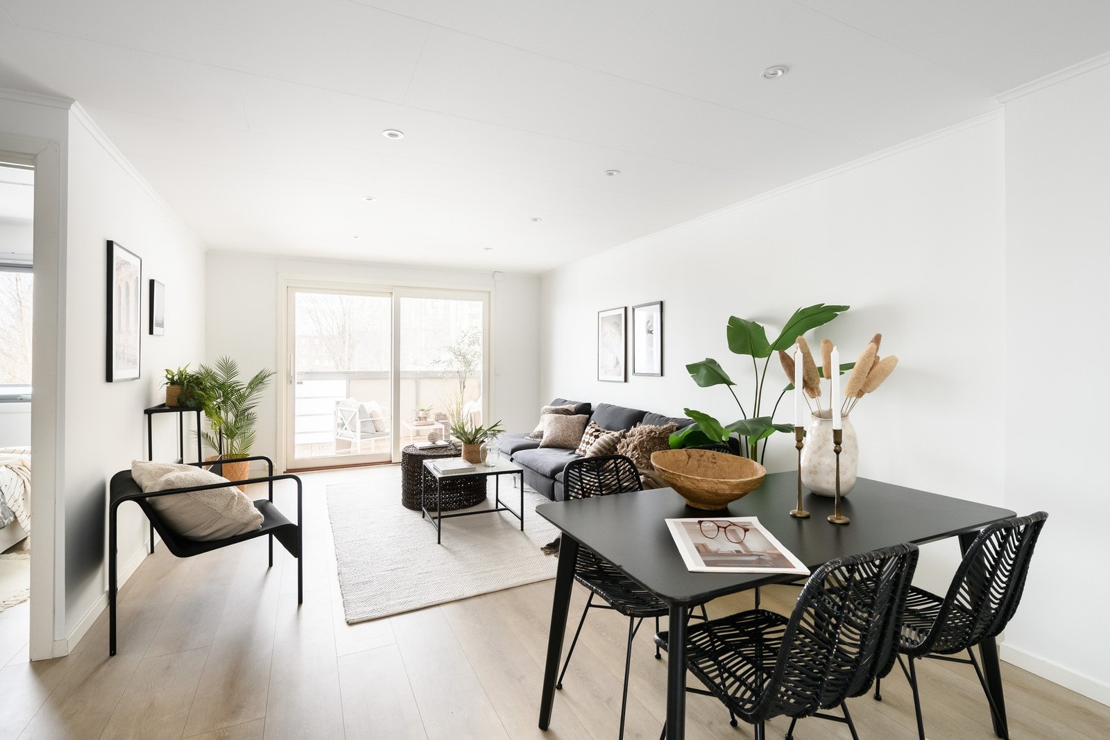 Fra stuen er det direkte utgang til 13 kvm balkongen via en skyvedør, som binder ute- og innerommet sammen. Galleribilde