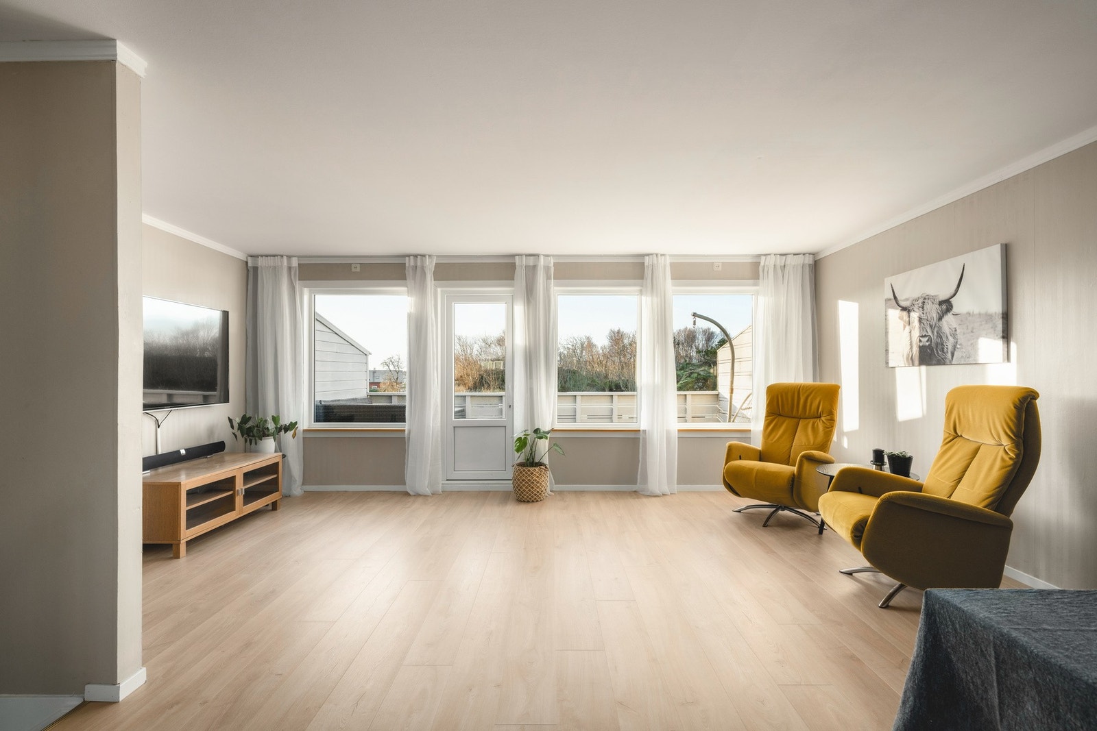 Moderne stue med utgang til vestvendt terrasse Galleribilde