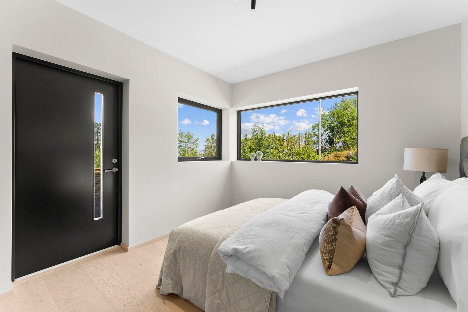 Store vindusflater som skaper en behagelig atmosfære. Galleribilde