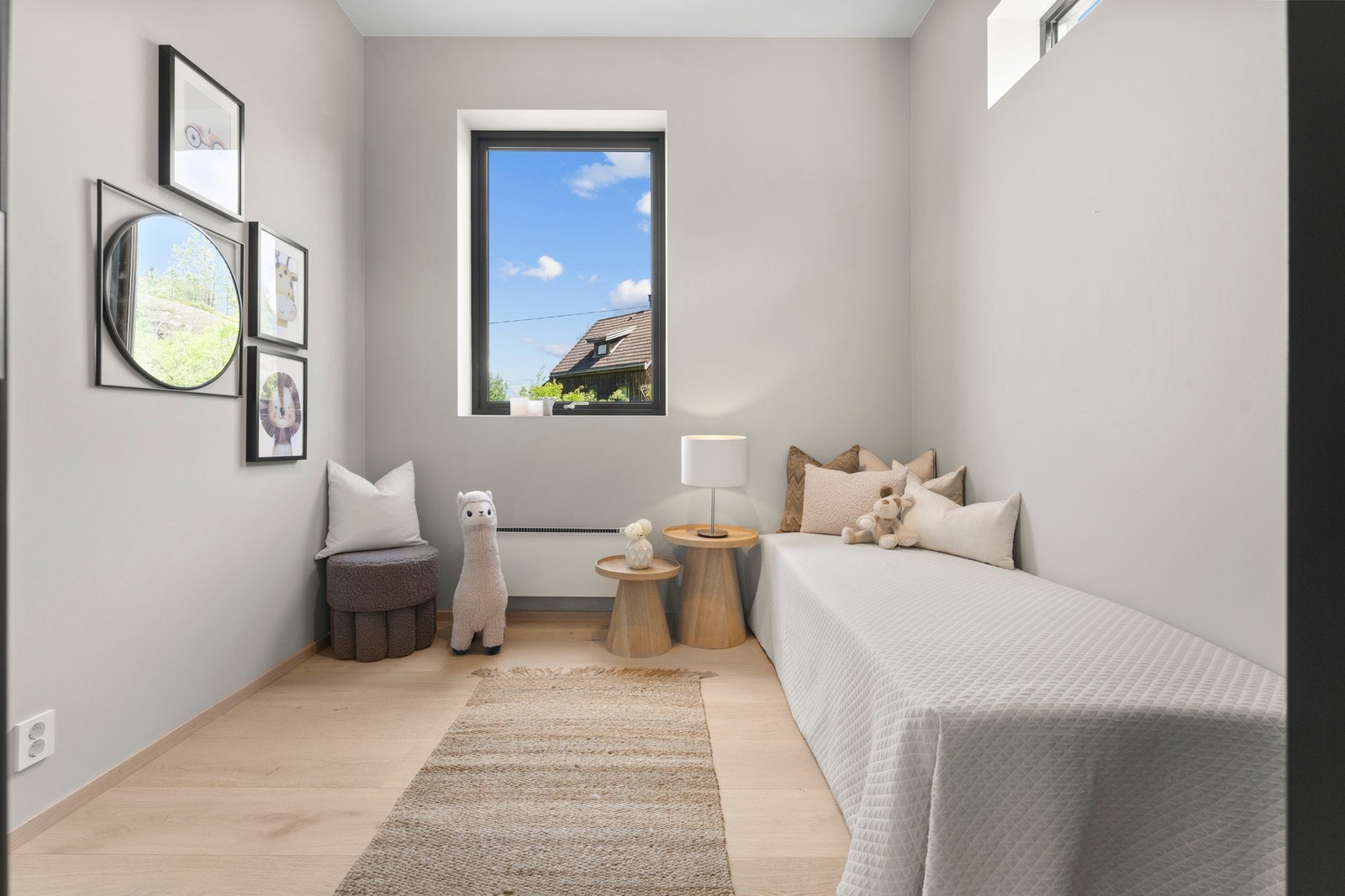 Store vindusflater som slipper inn rikelig med dagslys. Galleribilde