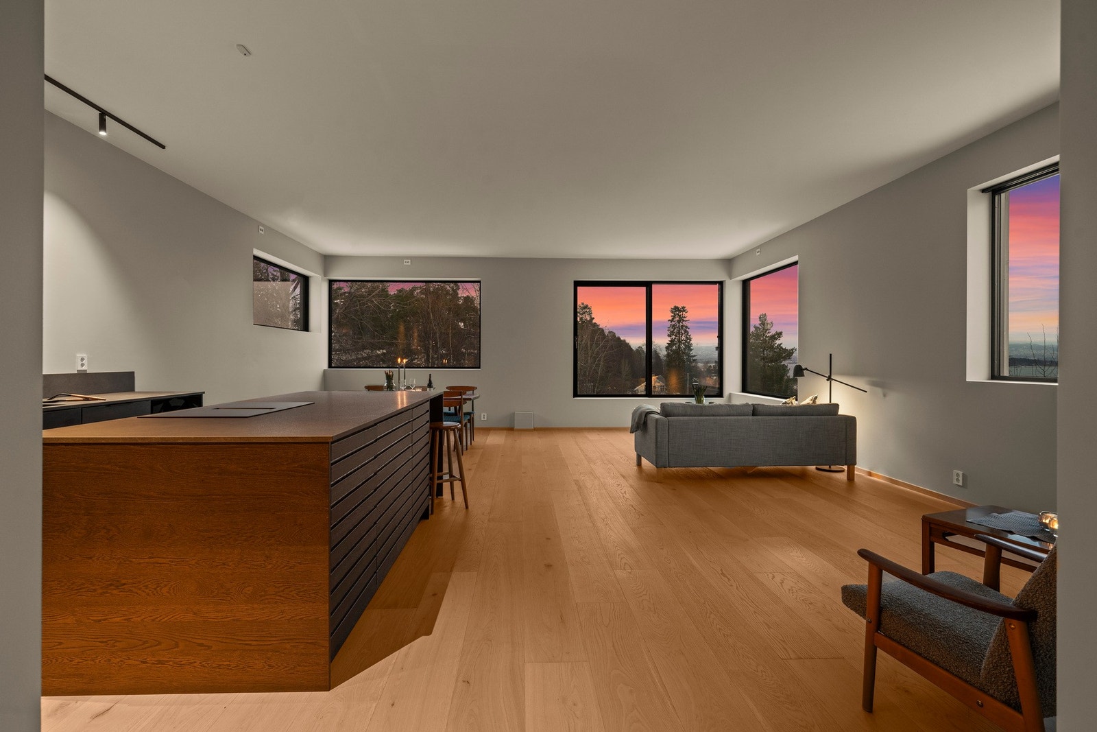 Et flott oppholdsrom der kjøkken og spisestue smelter sømløst sammen i en åpen og luftig planløsning. Galleribilde