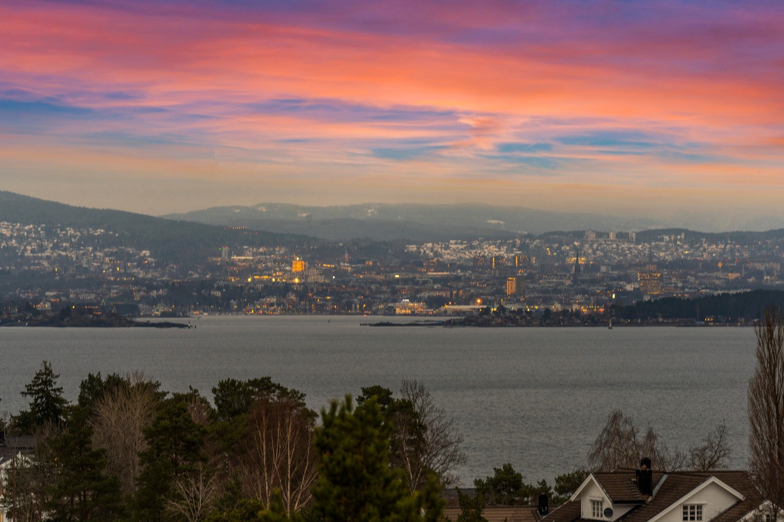 Eiendommen ligger fritt til, skjermet og usjenert med en praktfull utsikt. Galleribilde